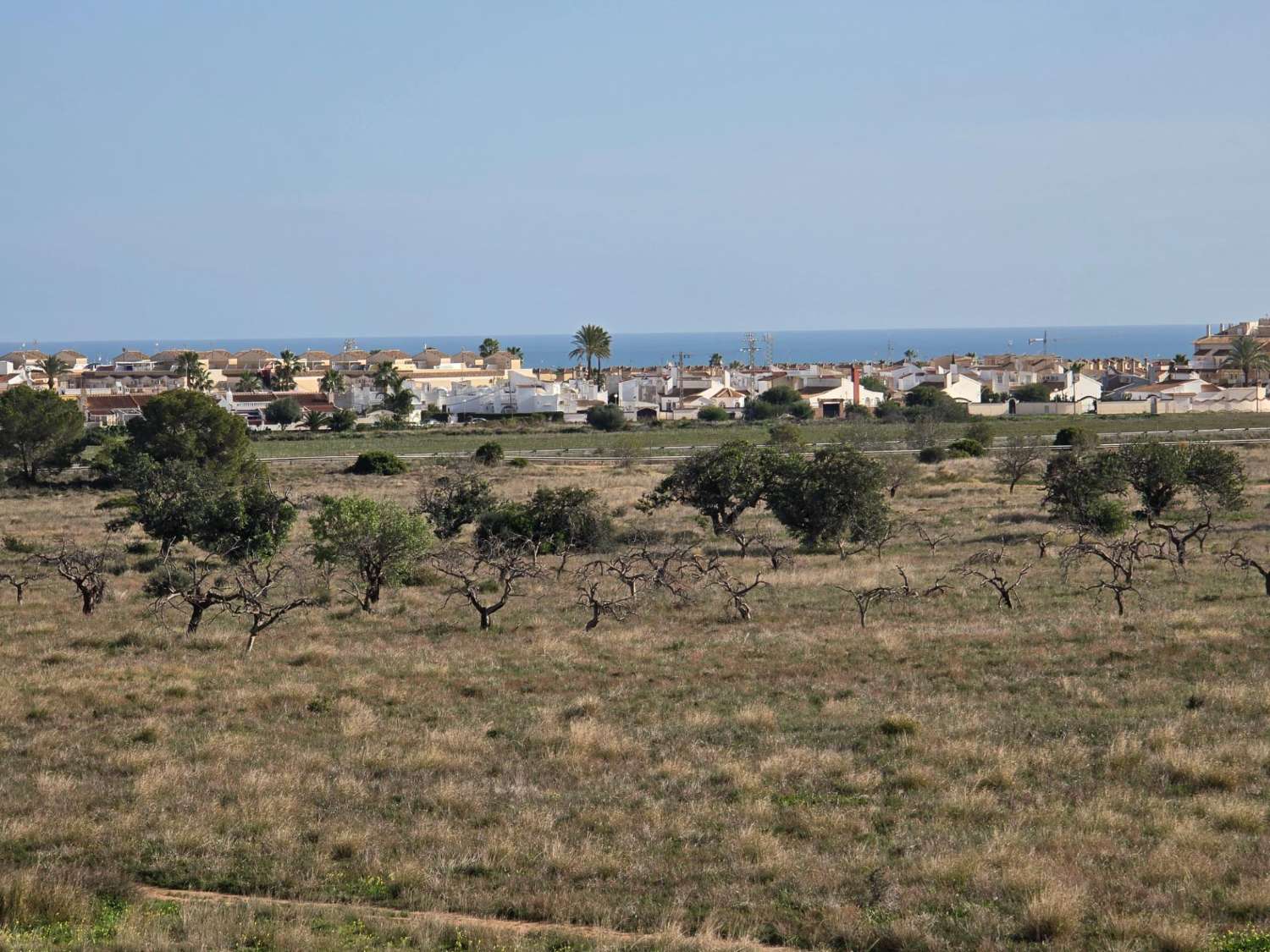 TIL LEIE: UPÅKLAKET DUPLEKS MED HAGE I PRIVAT INNGJERDET SAMFUNN. SOL HELE DAGEN.