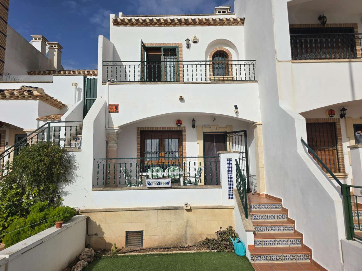 TIL LEIE: UPÅKLAKET DUPLEKS MED HAGE I PRIVAT INNGJERDET SAMFUNN. SOL HELE DAGEN.