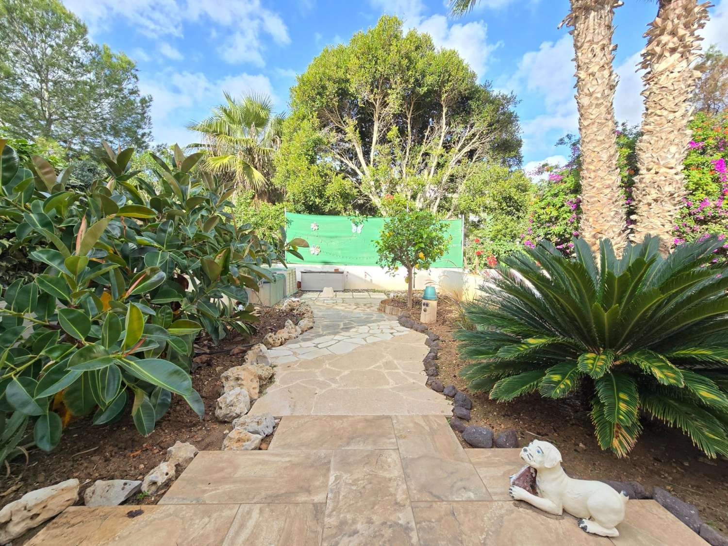 TIL LEIE: UPÅKLAKET DUPLEKS MED HAGE I PRIVAT INNGJERDET SAMFUNN. SOL HELE DAGEN.