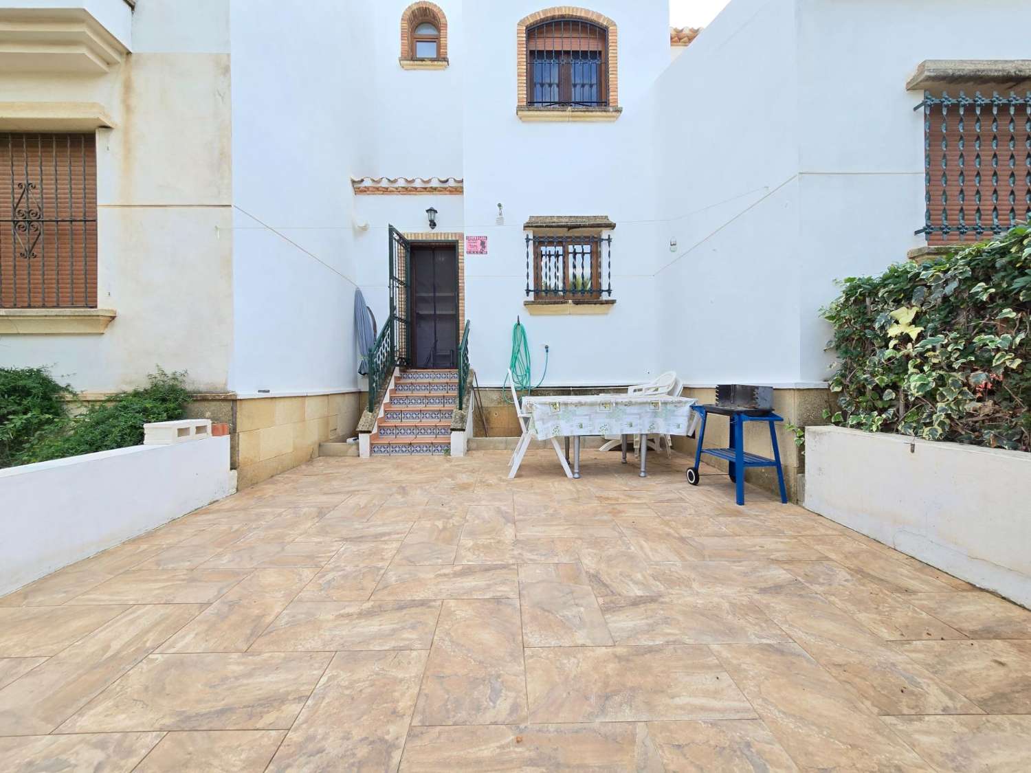 TIL LEIE: UPÅKLAKET DUPLEKS MED HAGE I PRIVAT INNGJERDET SAMFUNN. SOL HELE DAGEN.