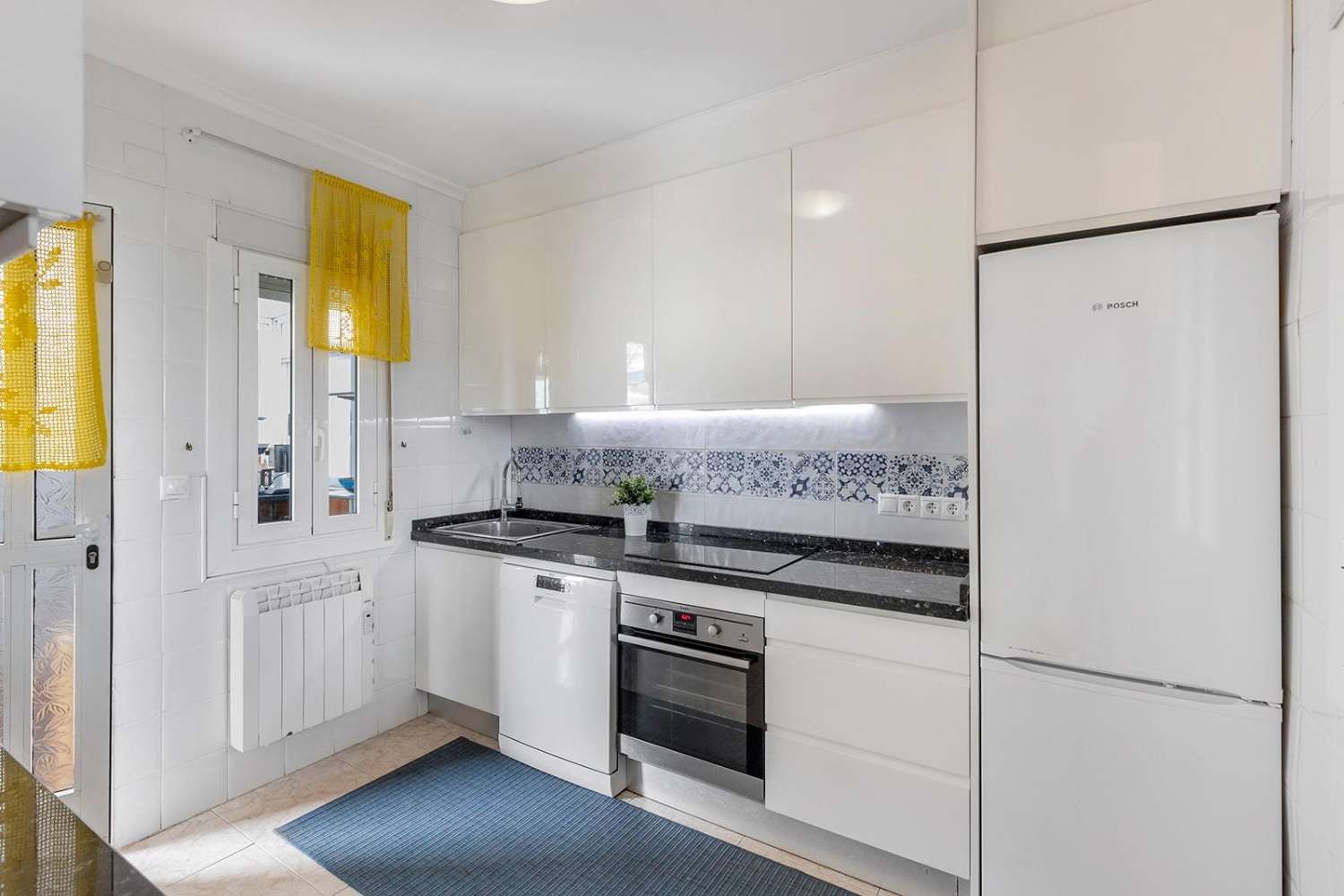 Exclusiva villa independiente de estilo mediterráneo con vistas al mar y piscina privada.