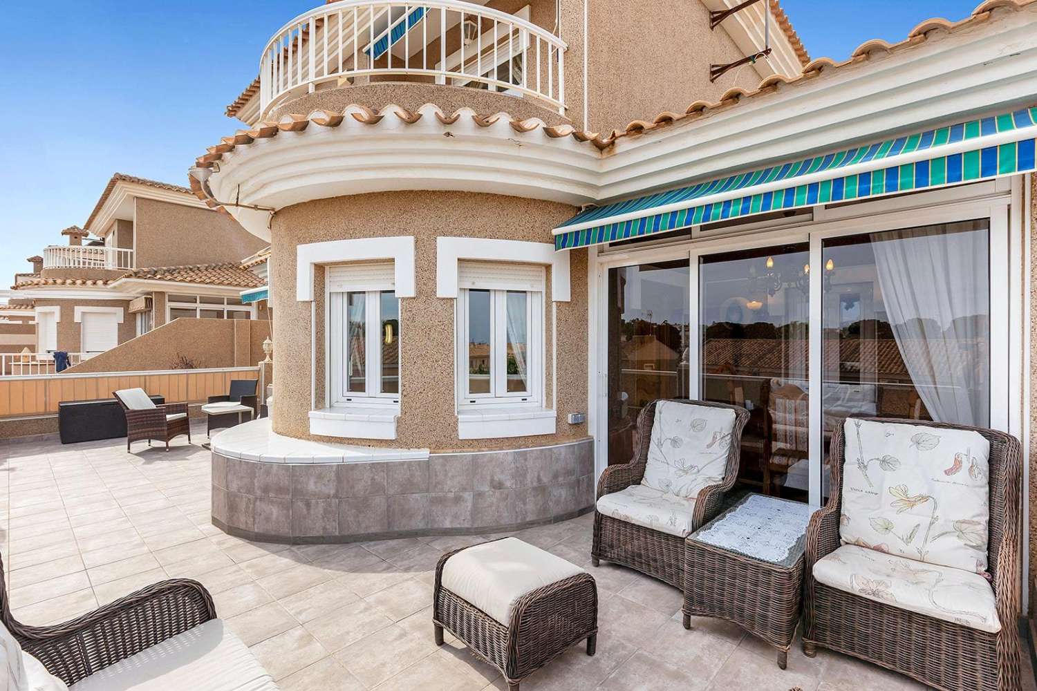 Exclusiva villa independiente de estilo mediterráneo con vistas al mar y piscina privada.