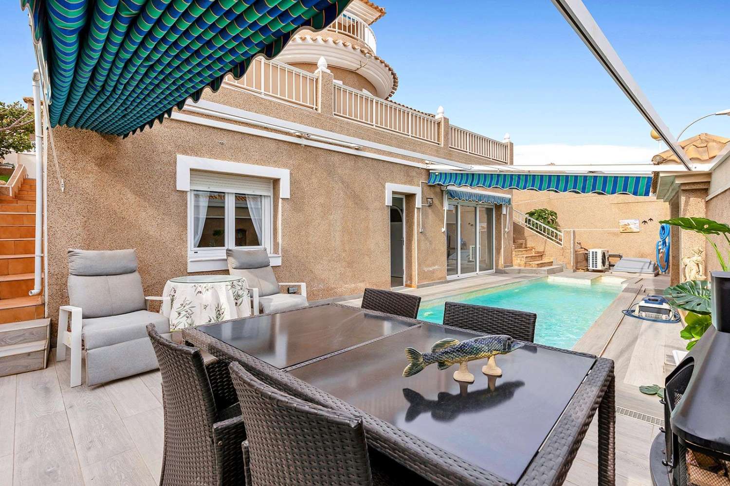 Exclusiva villa independiente de estilo mediterráneo con vistas al mar y piscina privada.