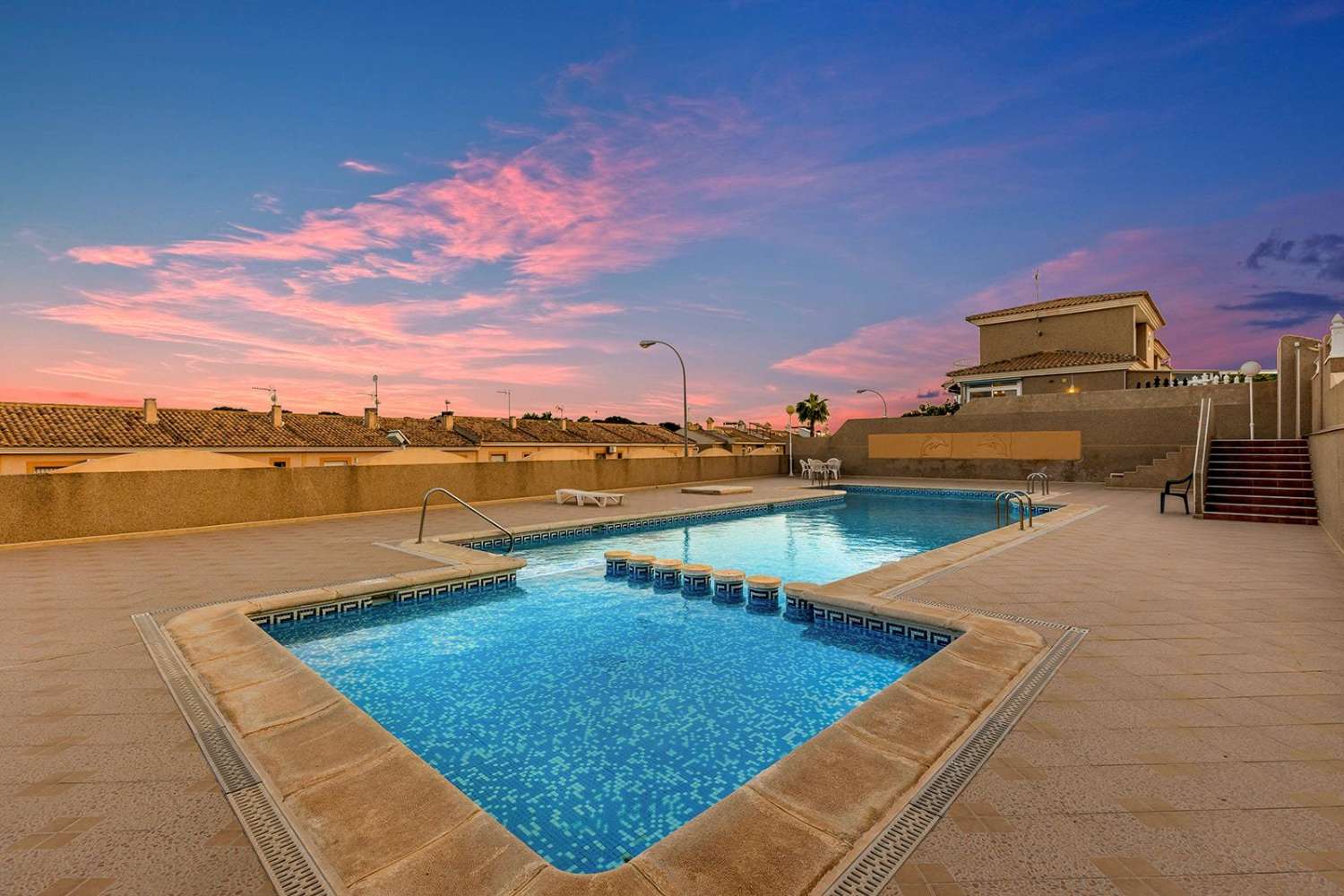 Exclusiva villa independiente de estilo mediterráneo con vistas al mar y piscina privada.