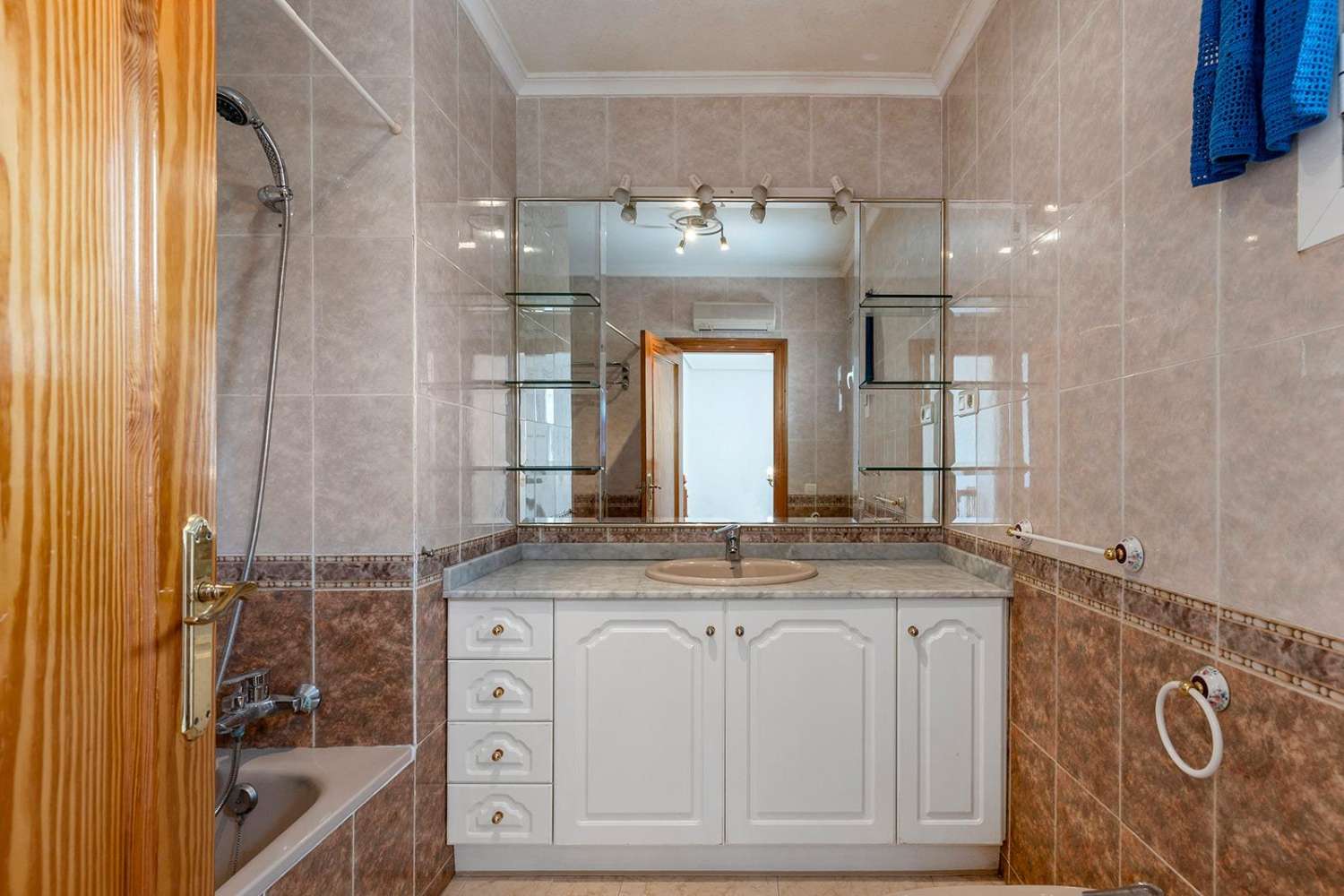 Exclusiva villa independiente de estilo mediterráneo con vistas al mar y piscina privada.