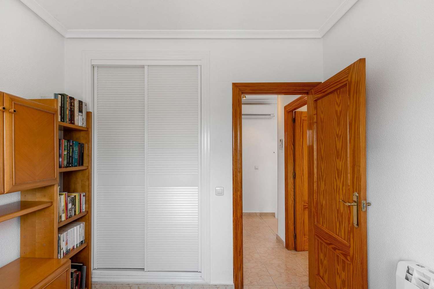 Exclusiva villa independiente de estilo mediterráneo con vistas al mar y piscina privada.