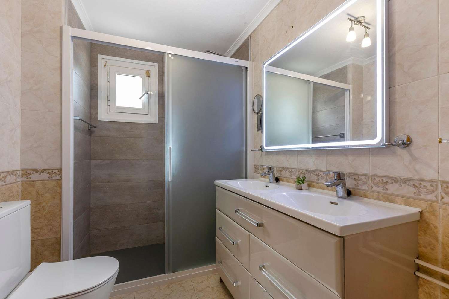 Exclusiva villa independiente de estilo mediterráneo con vistas al mar y piscina privada.