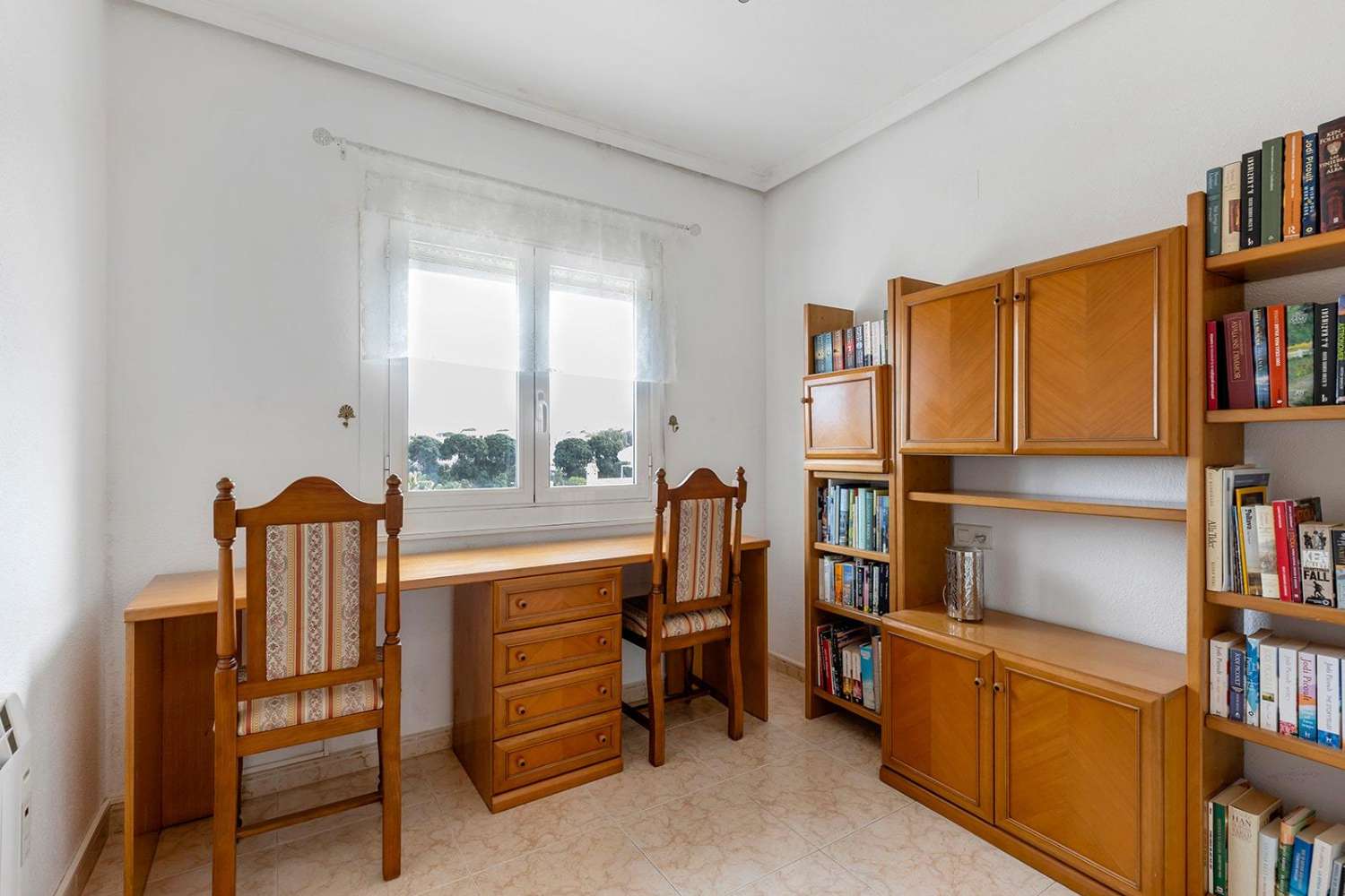 Exclusiva villa independiente de estilo mediterráneo con vistas al mar y piscina privada.