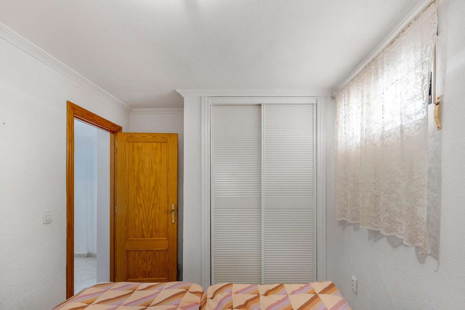 Exclusiva villa independiente de estilo mediterráneo con vistas al mar y piscina privada.