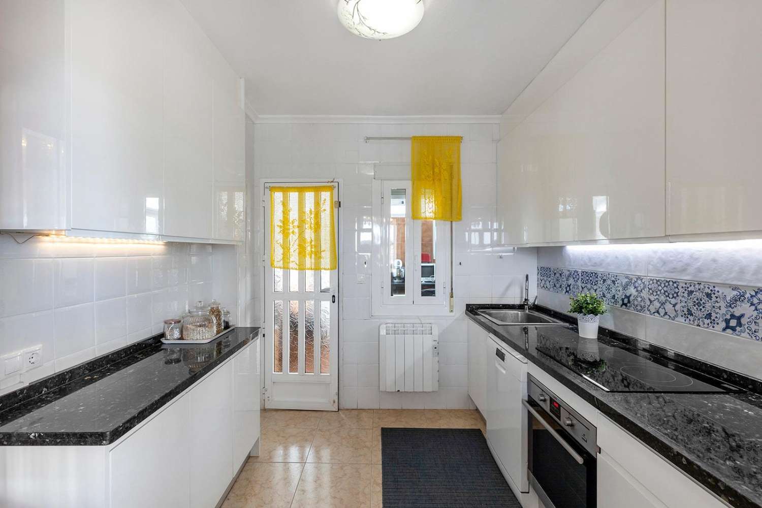 Exclusiva villa independiente de estilo mediterráneo con vistas al mar y piscina privada.