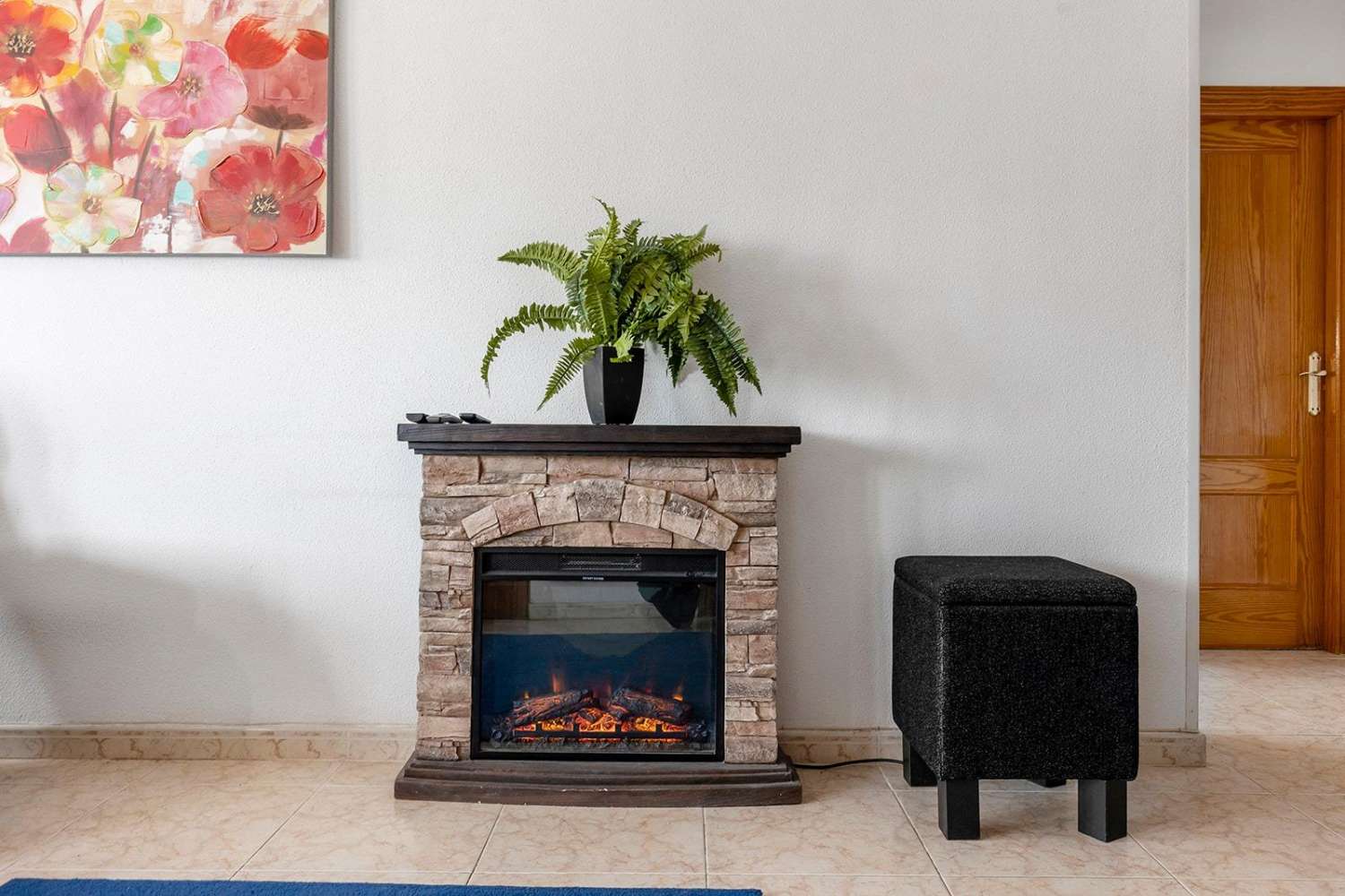 Exclusiva villa independiente de estilo mediterráneo con vistas al mar y piscina privada.