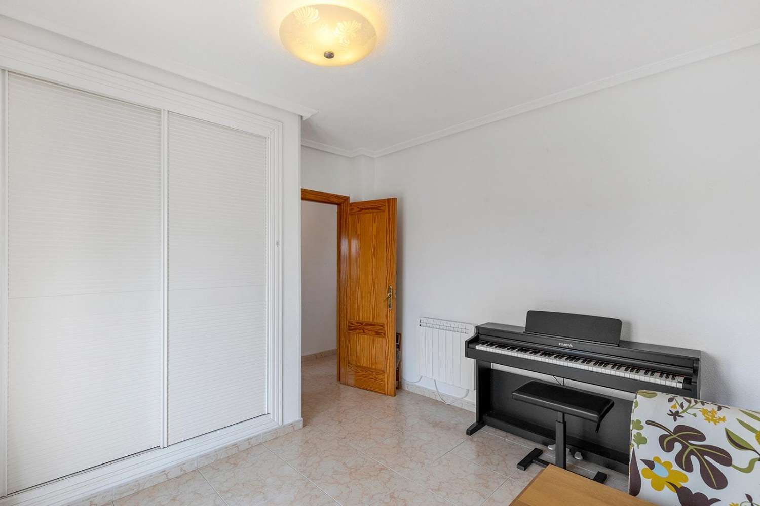 Exclusiva villa independiente de estilo mediterráneo con vistas al mar y piscina privada.