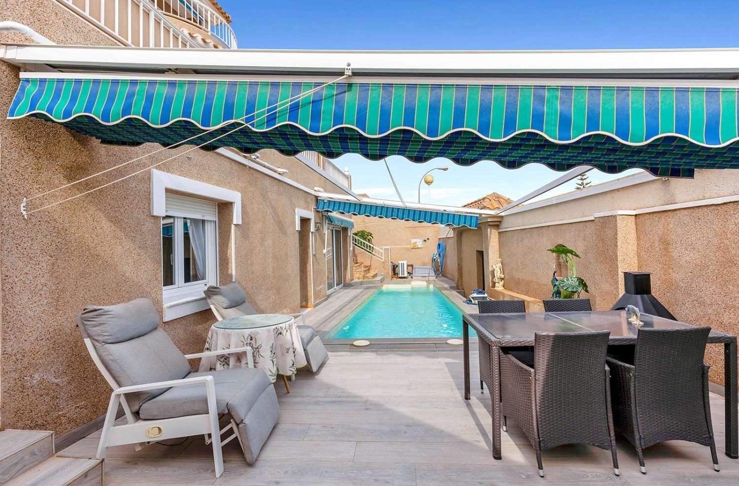 Exclusiva villa independiente de estilo mediterráneo con vistas al mar y piscina privada.