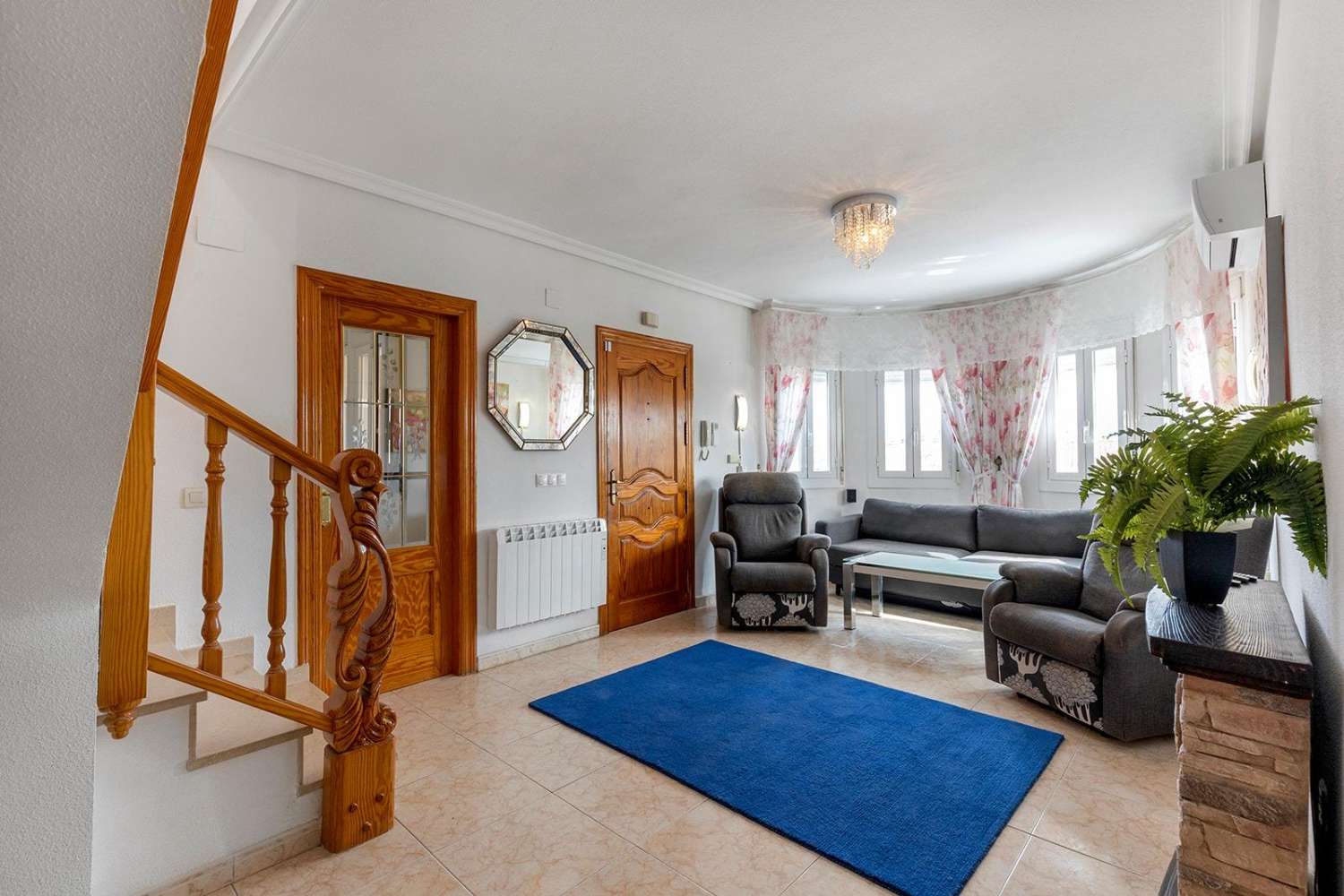 Exclusiva villa independiente de estilo mediterráneo con vistas al mar y piscina privada.