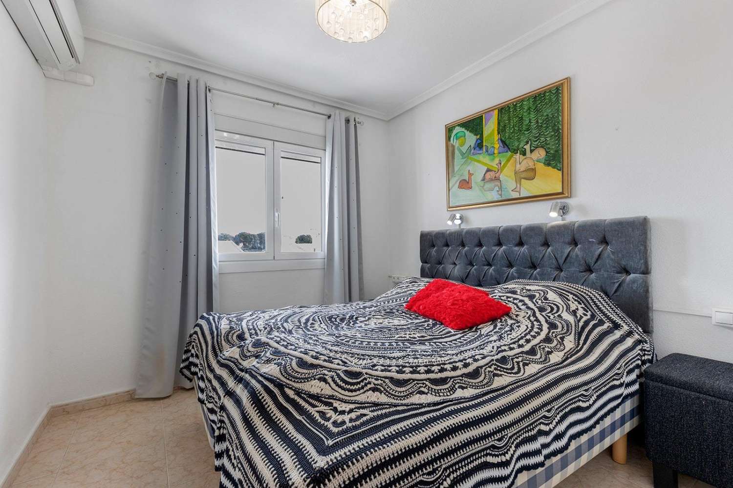 Exclusiva villa independiente de estilo mediterráneo con vistas al mar y piscina privada.