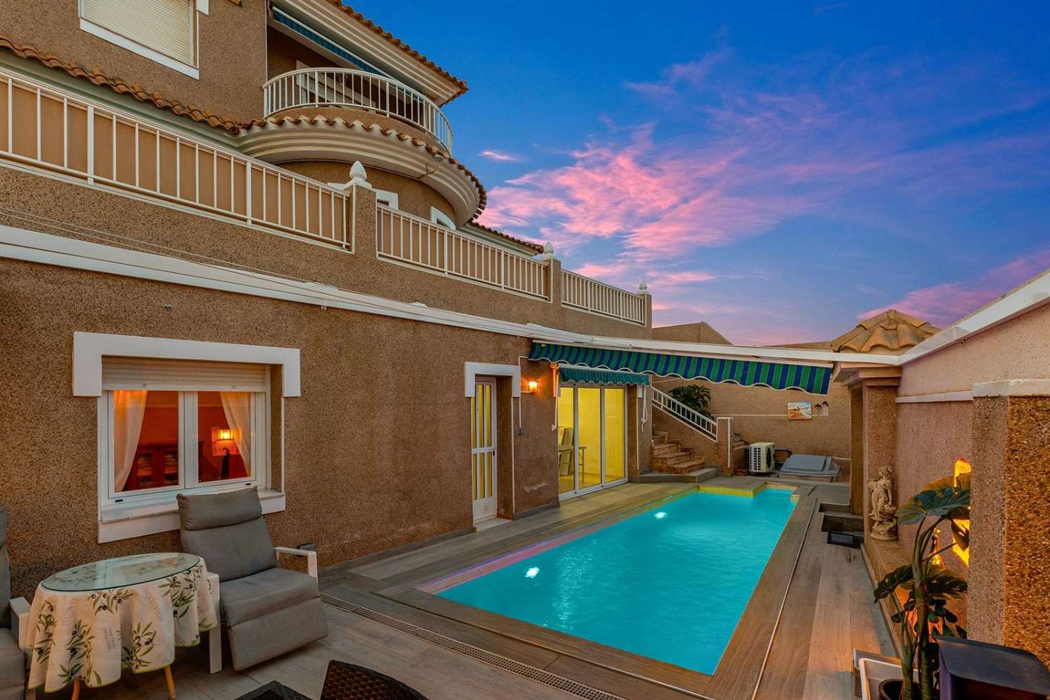 Exclusiva villa independiente de estilo mediterráneo con vistas al mar y piscina privada.