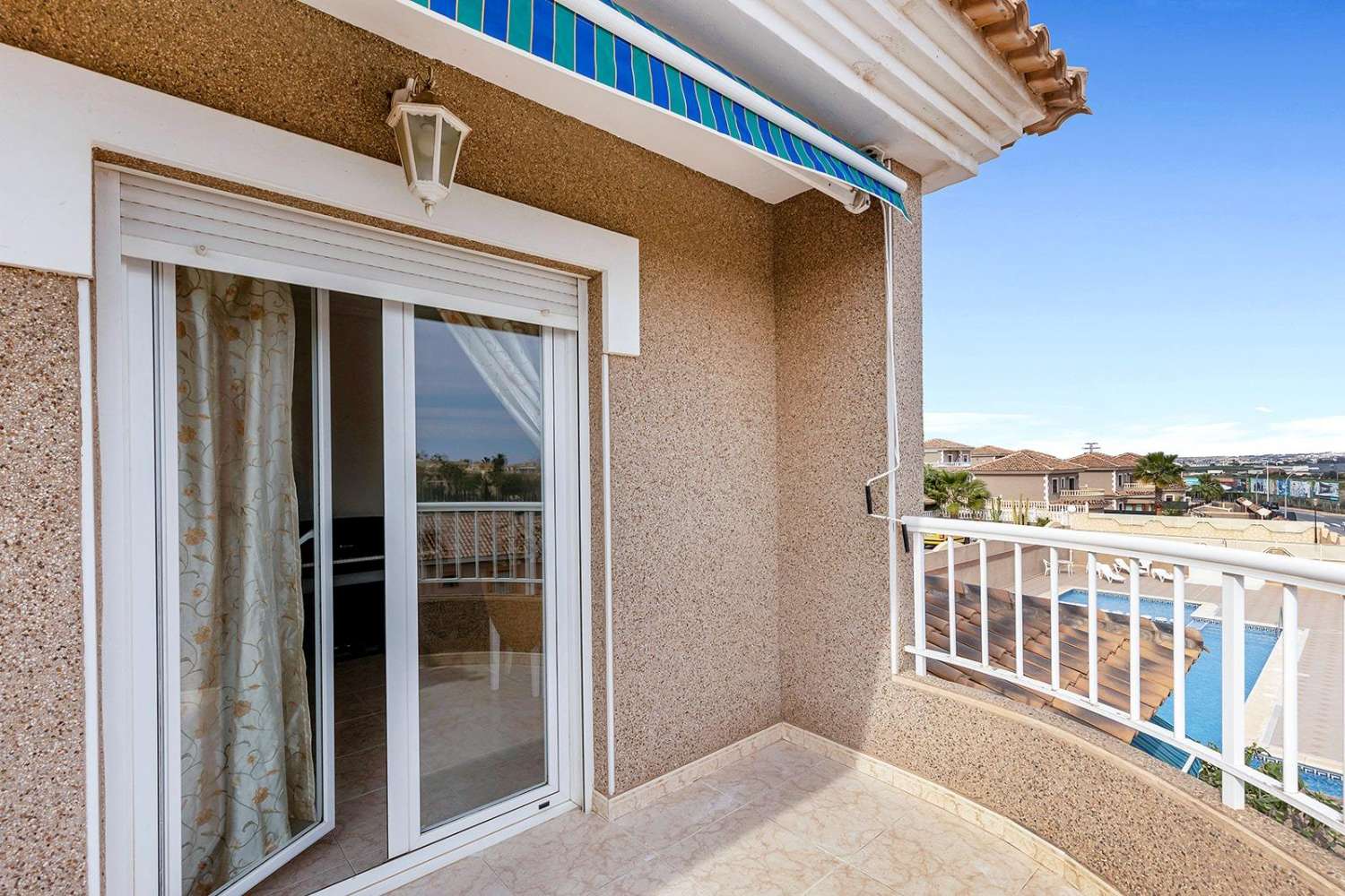 Exclusiva villa independiente de estilo mediterráneo con vistas al mar y piscina privada.