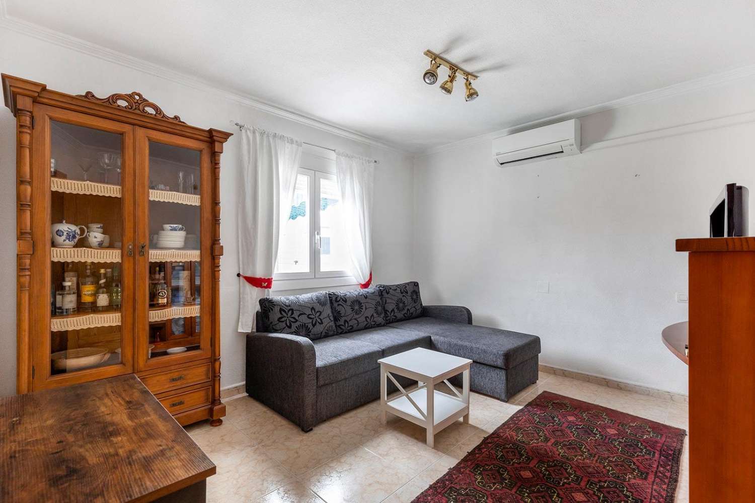 Exclusiva villa independiente de estilo mediterráneo con vistas al mar y piscina privada.