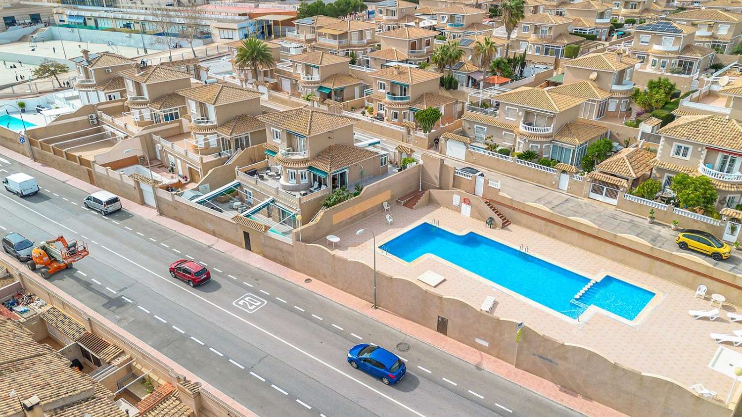 Exclusiva villa independiente de estilo mediterráneo con vistas al mar y piscina privada.