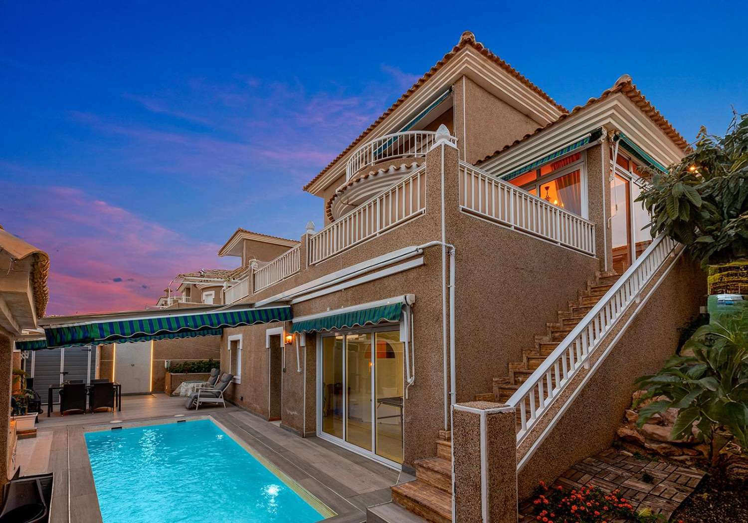 Exclusiva villa independiente de estilo mediterráneo con vistas al mar y piscina privada.