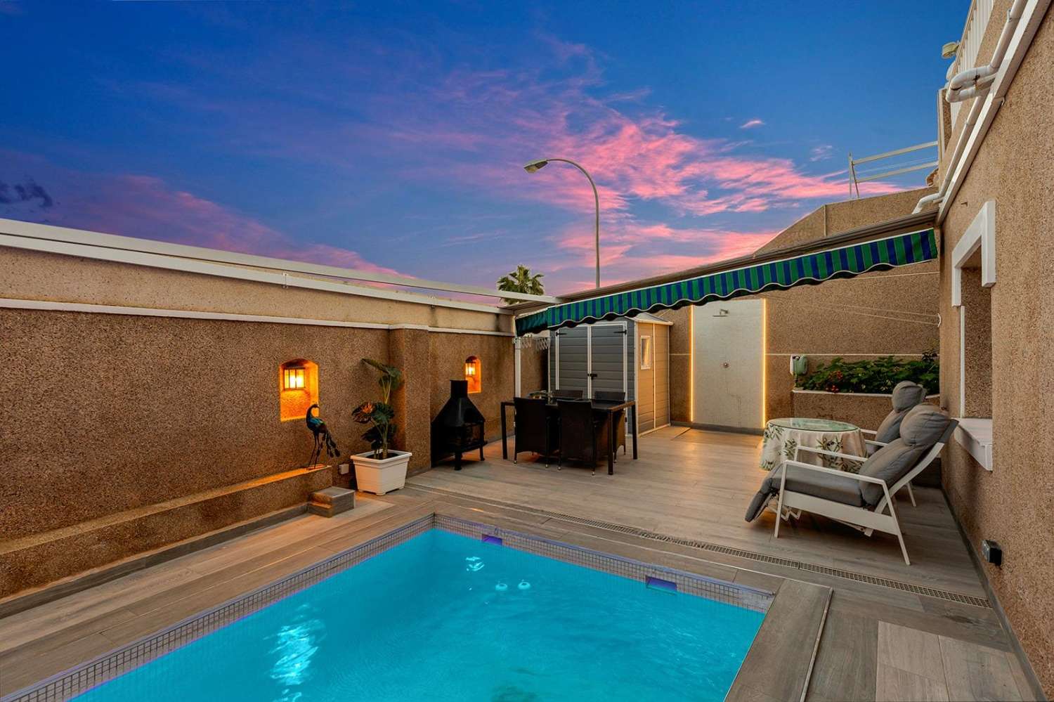 Exclusiva villa independiente de estilo mediterráneo con vistas al mar y piscina privada.