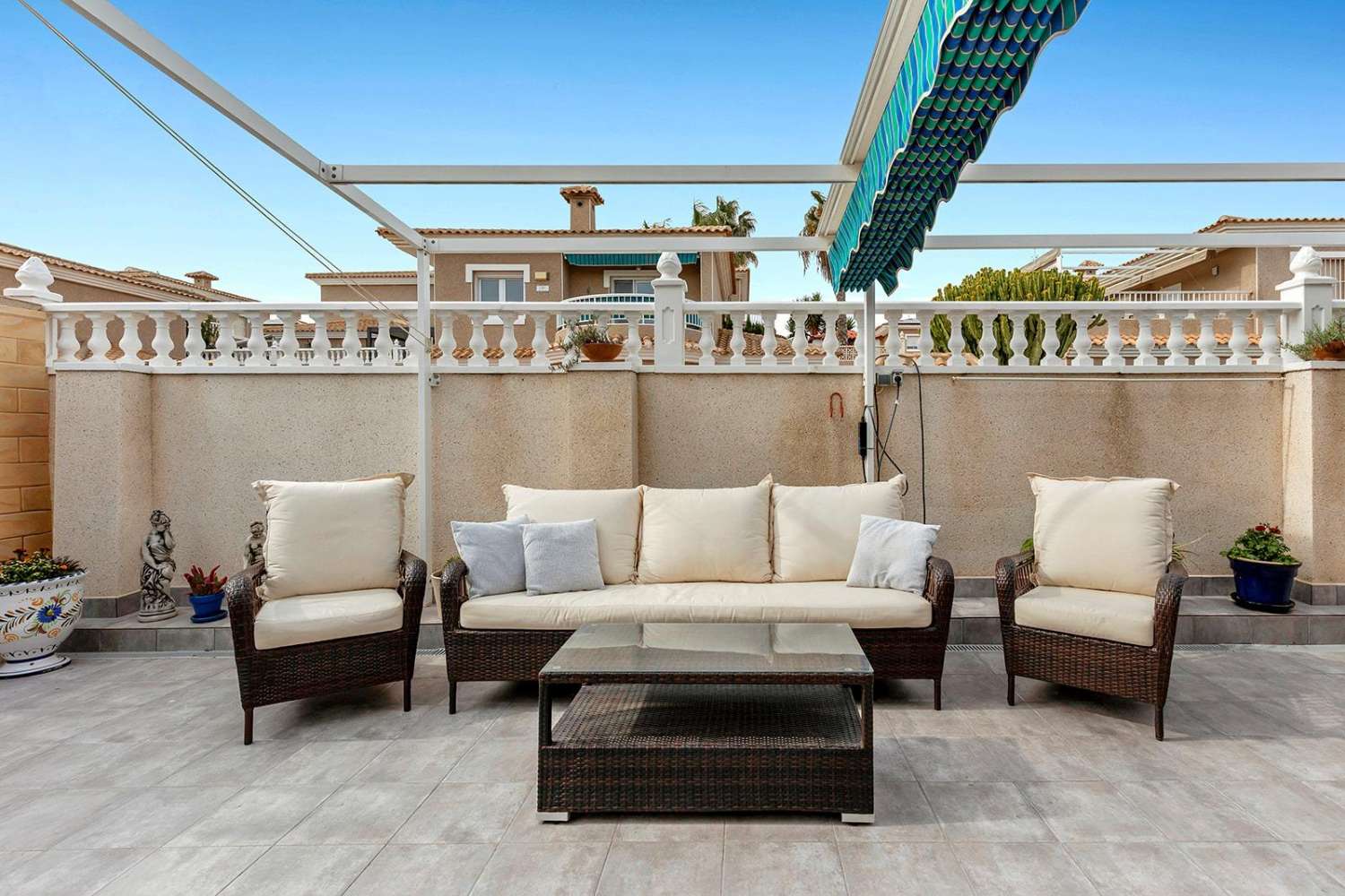 Exclusiva villa independiente de estilo mediterráneo con vistas al mar y piscina privada.