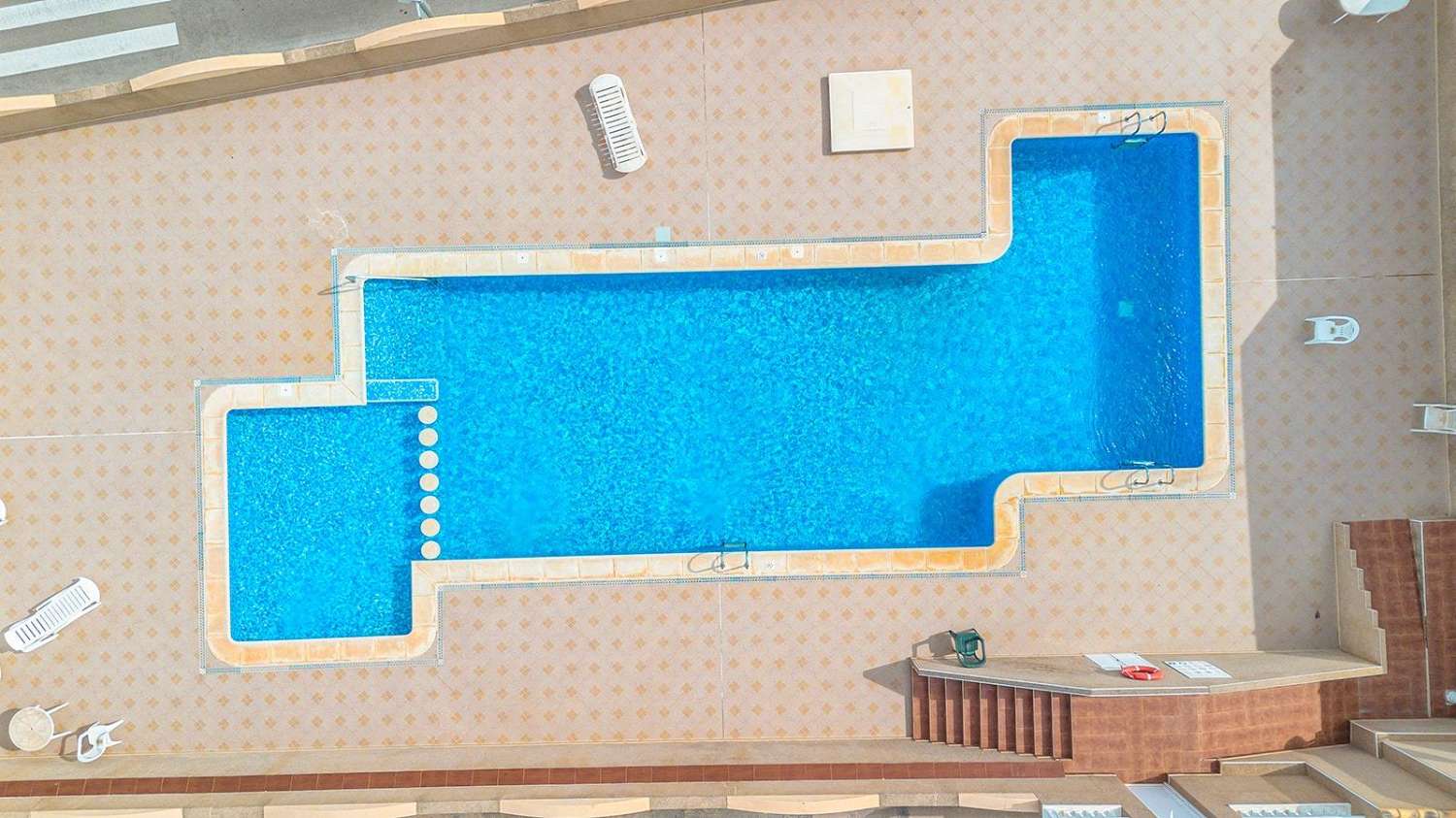 Exclusiva villa independiente de estilo mediterráneo con vistas al mar y piscina privada.