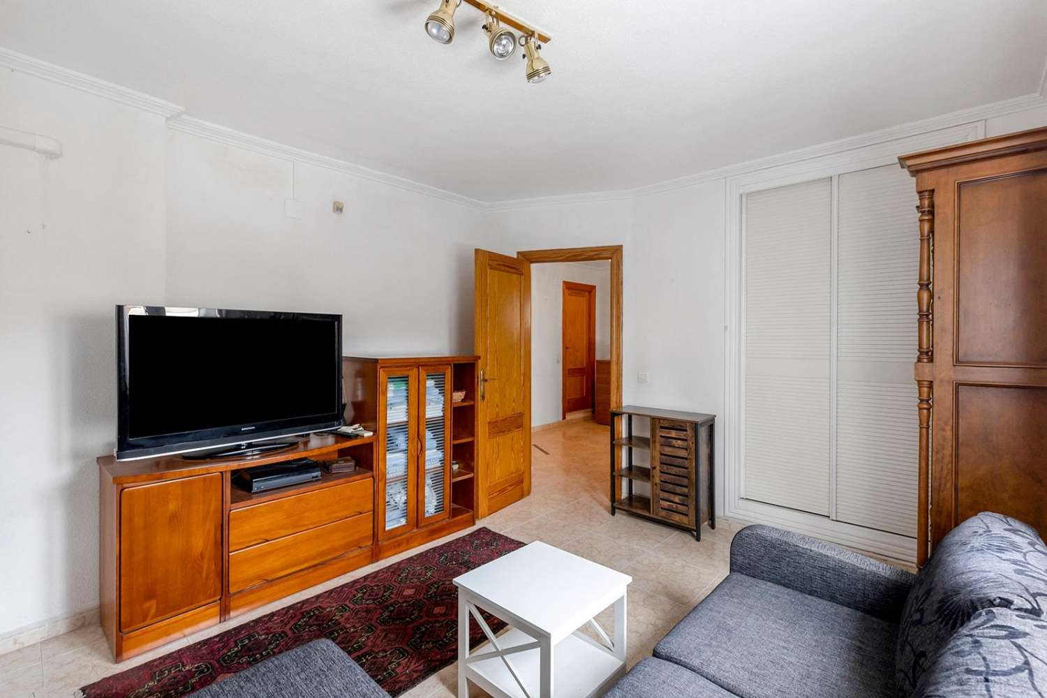 Exclusiva villa independiente de estilo mediterráneo con vistas al mar y piscina privada.