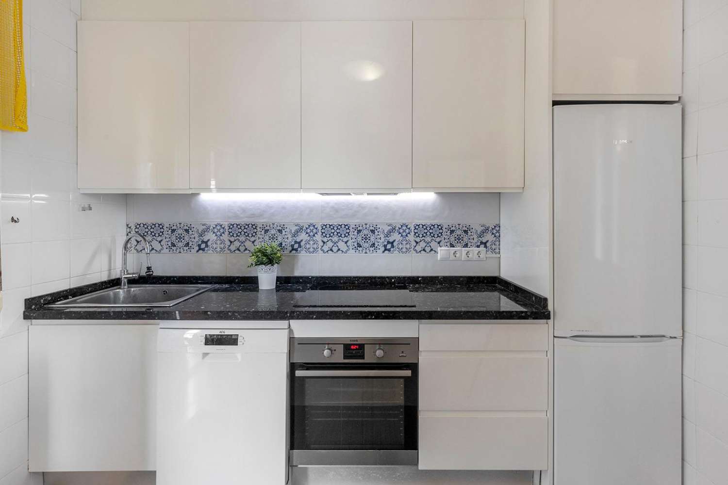 Exclusiva villa independiente de estilo mediterráneo con vistas al mar y piscina privada.