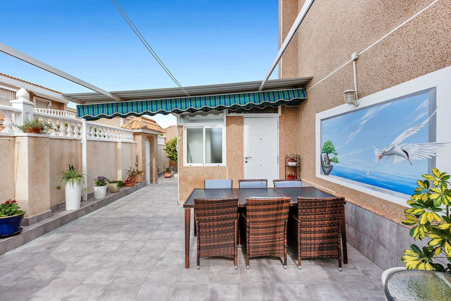 Exclusiva villa independiente de estilo mediterráneo con vistas al mar y piscina privada.