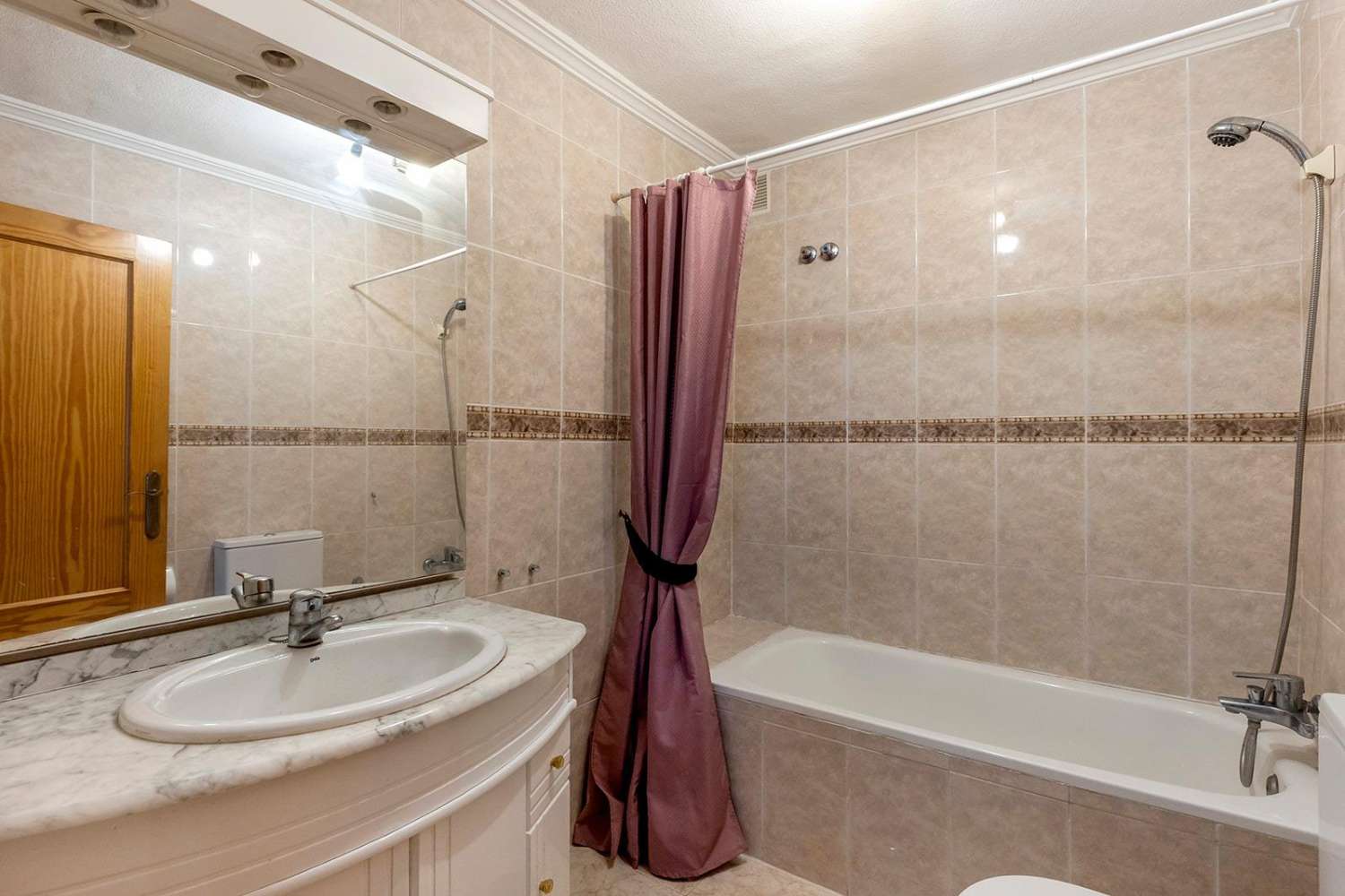 Exclusiva villa independiente de estilo mediterráneo con vistas al mar y piscina privada.