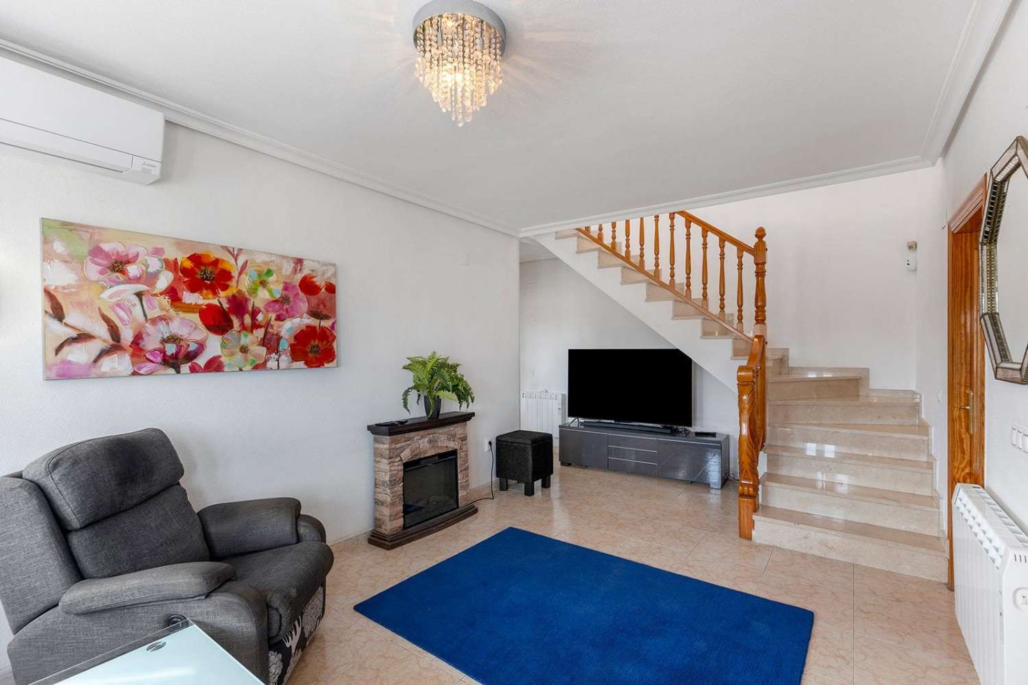 Exclusiva villa independiente de estilo mediterráneo con vistas al mar y piscina privada.