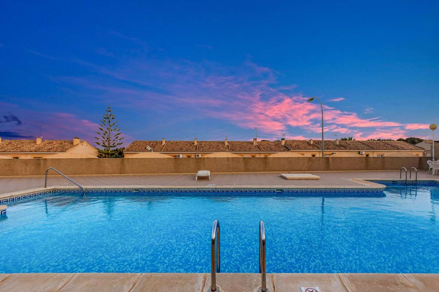 Exclusiva villa independiente de estilo mediterráneo con vistas al mar y piscina privada.