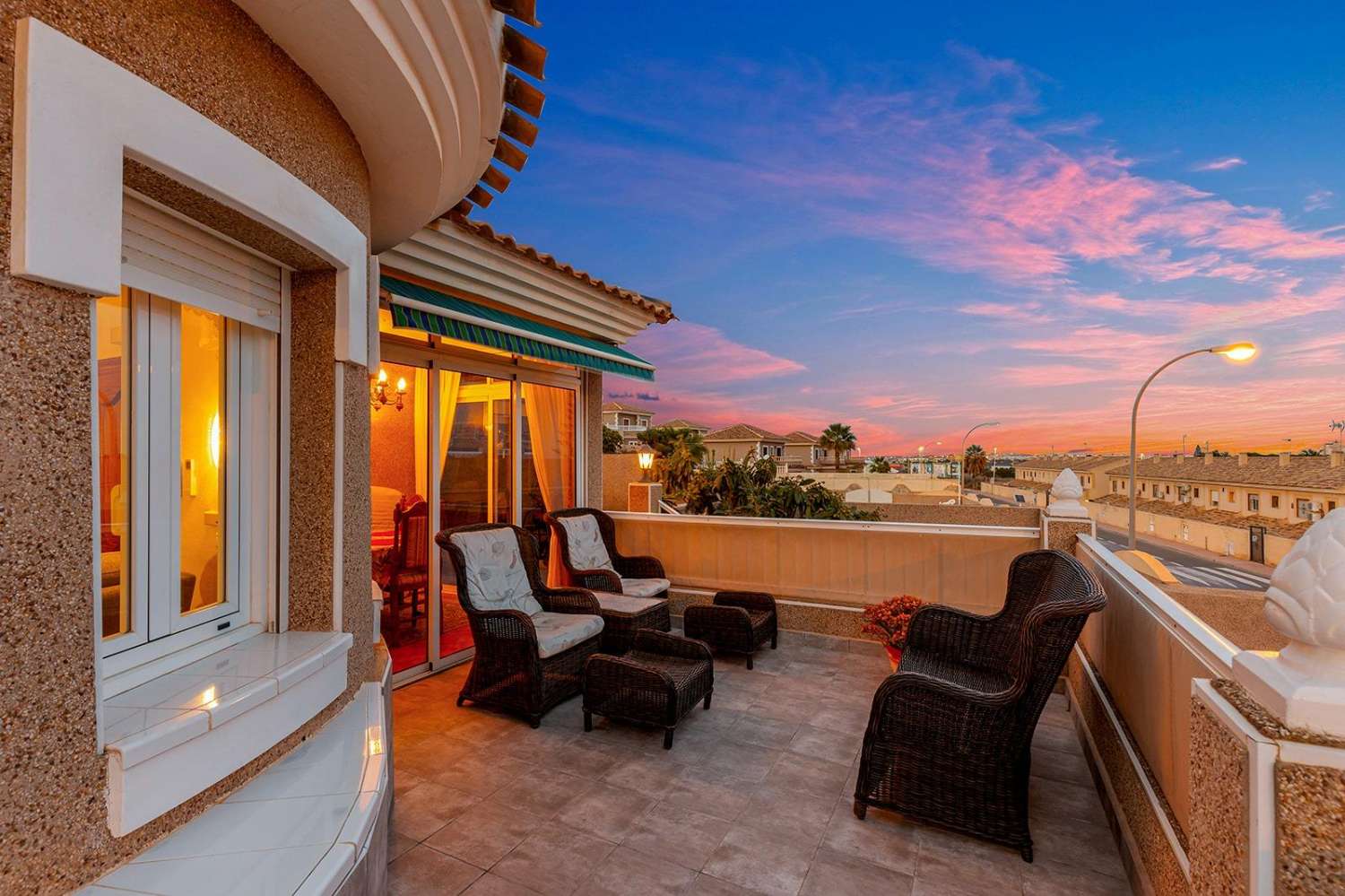 Exclusiva villa independiente de estilo mediterráneo con vistas al mar y piscina privada.