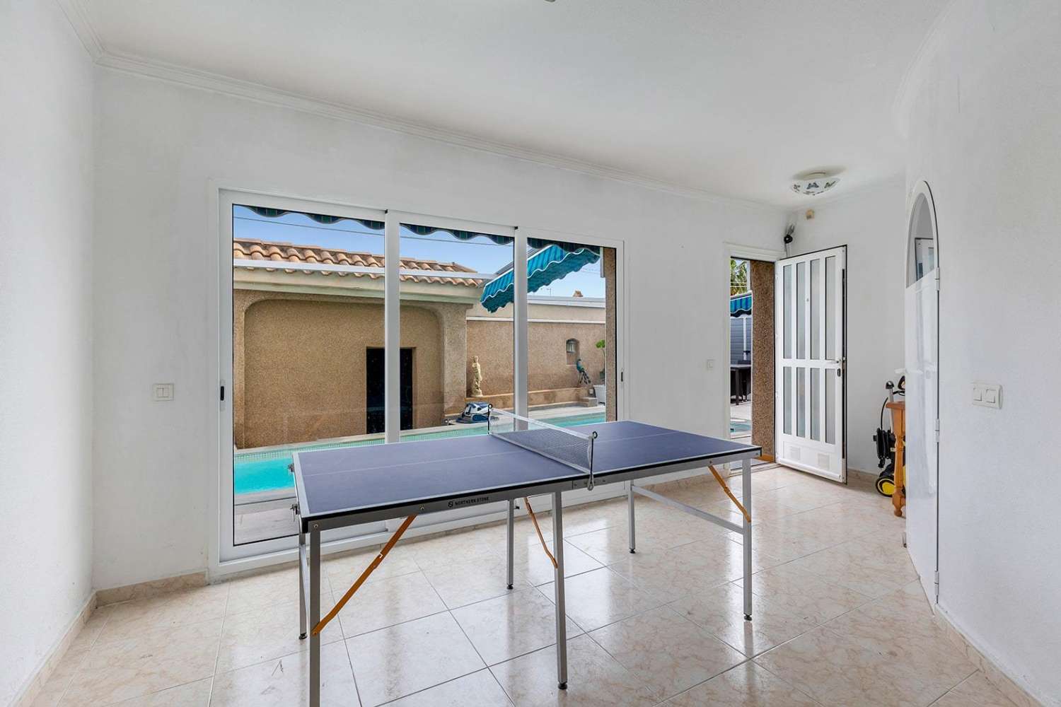 Exclusiva villa independiente de estilo mediterráneo con vistas al mar y piscina privada.