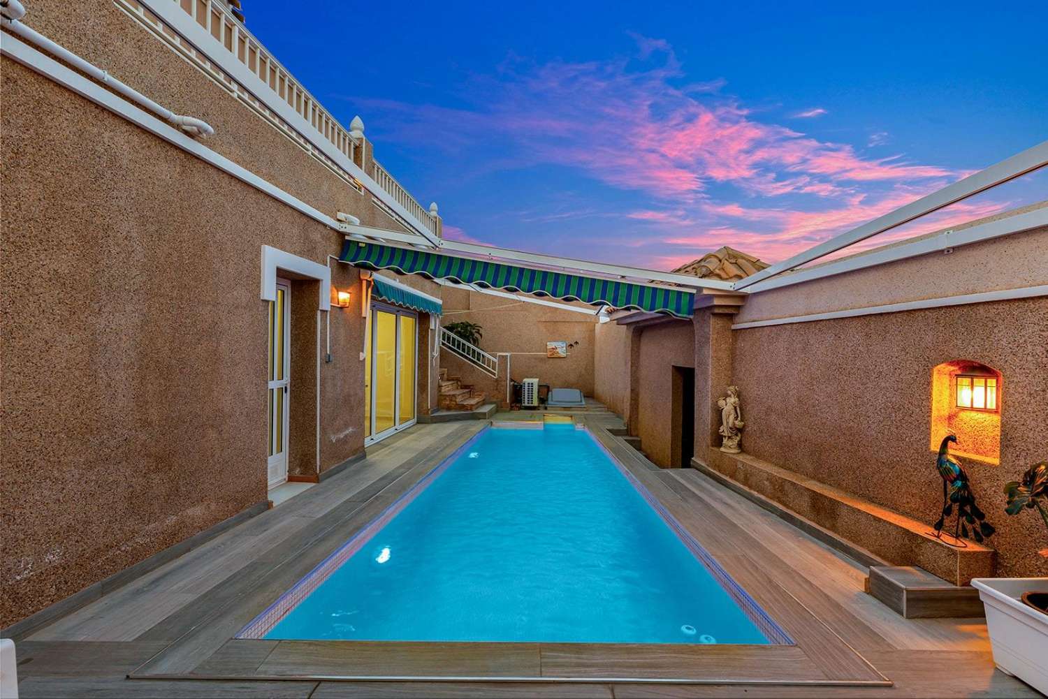 Exclusiva villa independiente de estilo mediterráneo con vistas al mar y piscina privada.