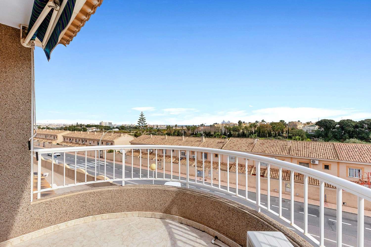 Exclusiva villa independiente de estilo mediterráneo con vistas al mar y piscina privada.