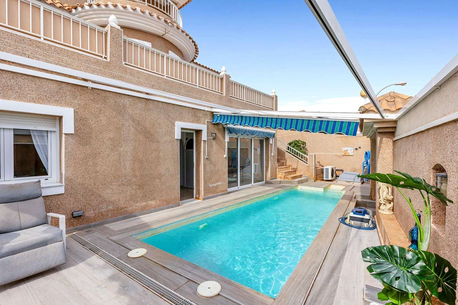 Exclusiva villa independiente de estilo mediterráneo con vistas al mar y piscina privada.