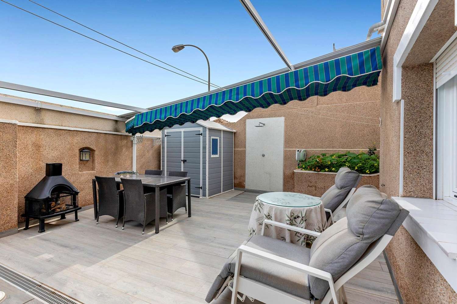 Exclusiva villa independiente de estilo mediterráneo con vistas al mar y piscina privada.