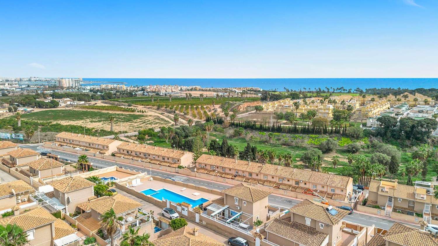 Exclusiva villa independiente de estilo mediterráneo con vistas al mar y piscina privada.