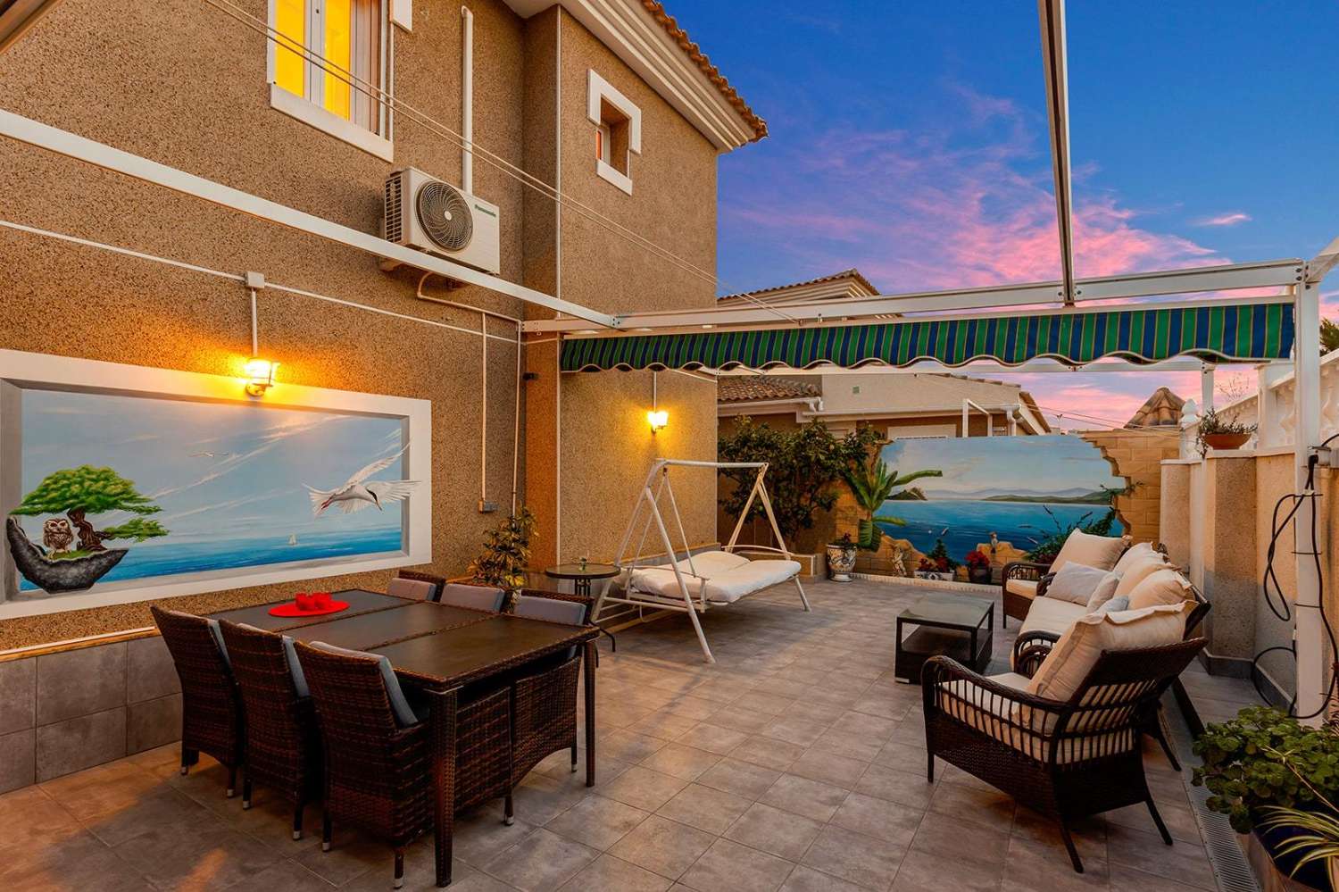 Exclusiva villa independiente de estilo mediterráneo con vistas al mar y piscina privada.