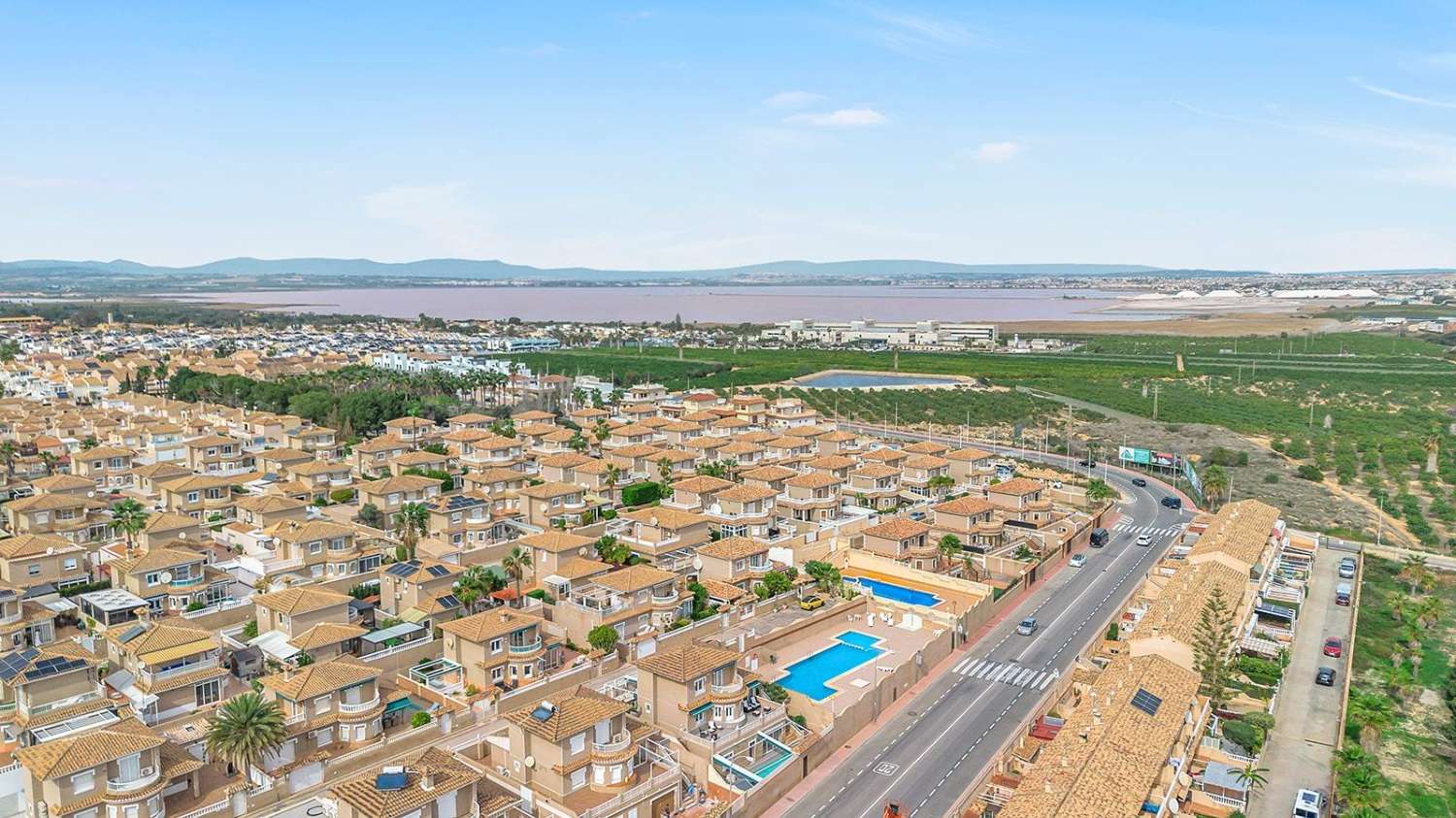 Exclusiva villa independiente de estilo mediterráneo con vistas al mar y piscina privada.