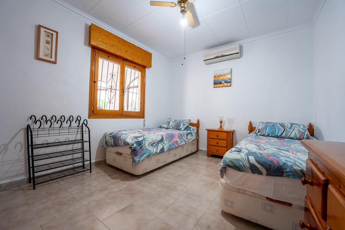 Chalet esquina de 3 dormitorios, TORREVIEJA (La Siesta)