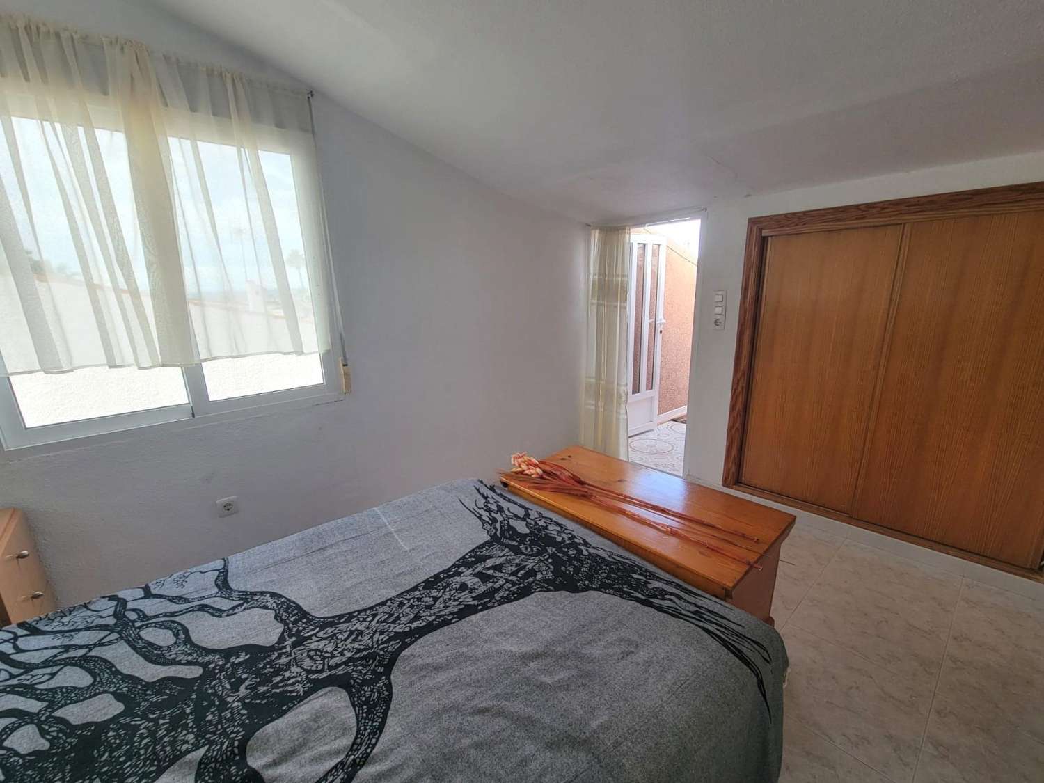 Kaksikerroksinen rivitalo, jossa on aurinkoterassi, 2 makuuhuonetta, 2 kylpyhuonetta, pysäköinti, El Chaparralissa - Torrevieja