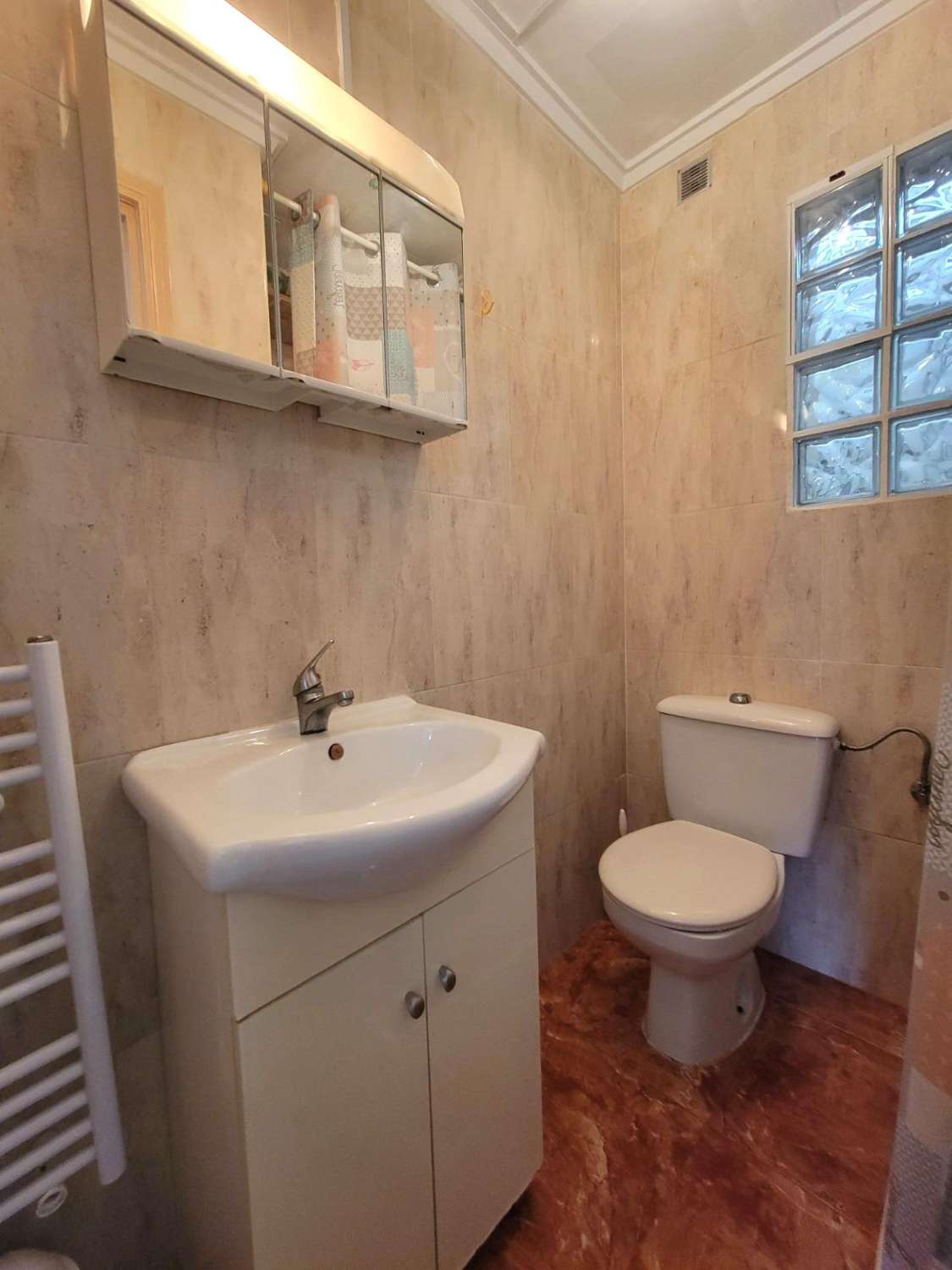 Kaksikerroksinen rivitalo, jossa on aurinkoterassi, 2 makuuhuonetta, 2 kylpyhuonetta, pysäköinti, El Chaparralissa - Torrevieja