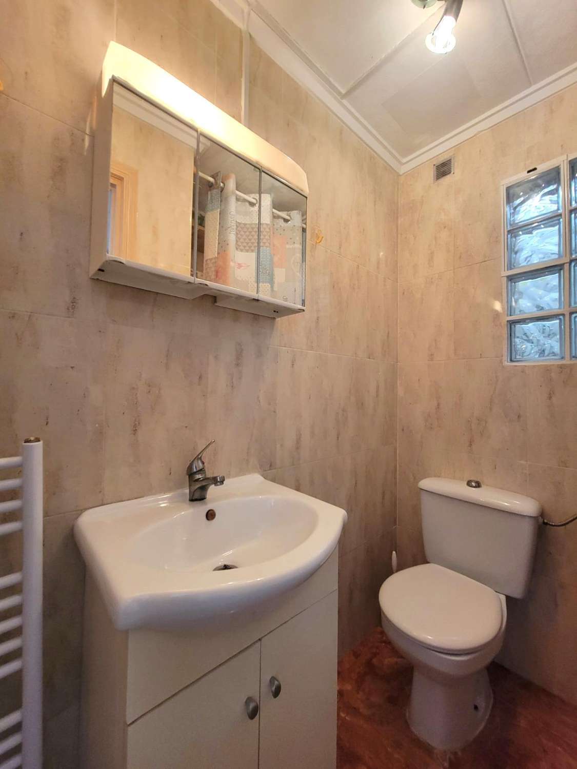 Kaksikerroksinen rivitalo, jossa on aurinkoterassi, 2 makuuhuonetta, 2 kylpyhuonetta, pysäköinti, El Chaparralissa - Torrevieja