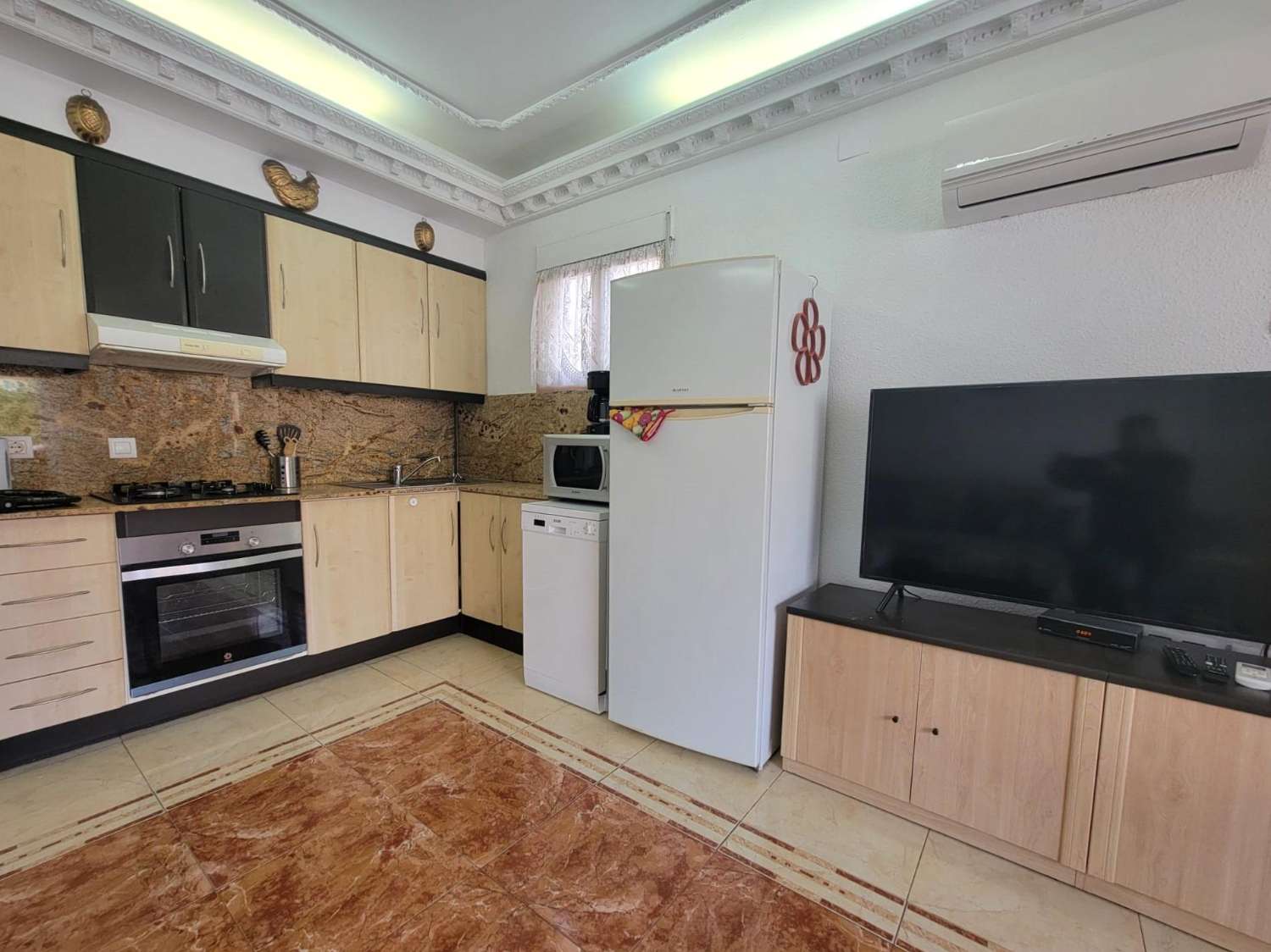 Kaksikerroksinen rivitalo, jossa on aurinkoterassi, 2 makuuhuonetta, 2 kylpyhuonetta, pysäköinti, El Chaparralissa - Torrevieja