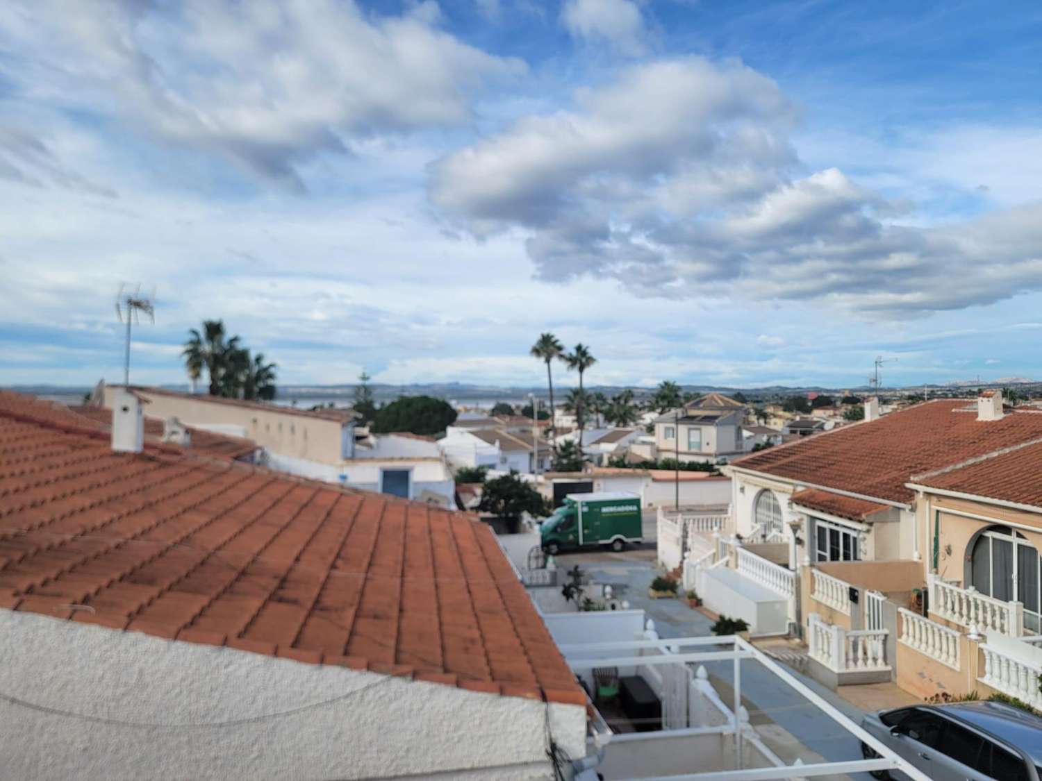 Kaksikerroksinen rivitalo, jossa on aurinkoterassi, 2 makuuhuonetta, 2 kylpyhuonetta, pysäköinti, El Chaparralissa - Torrevieja