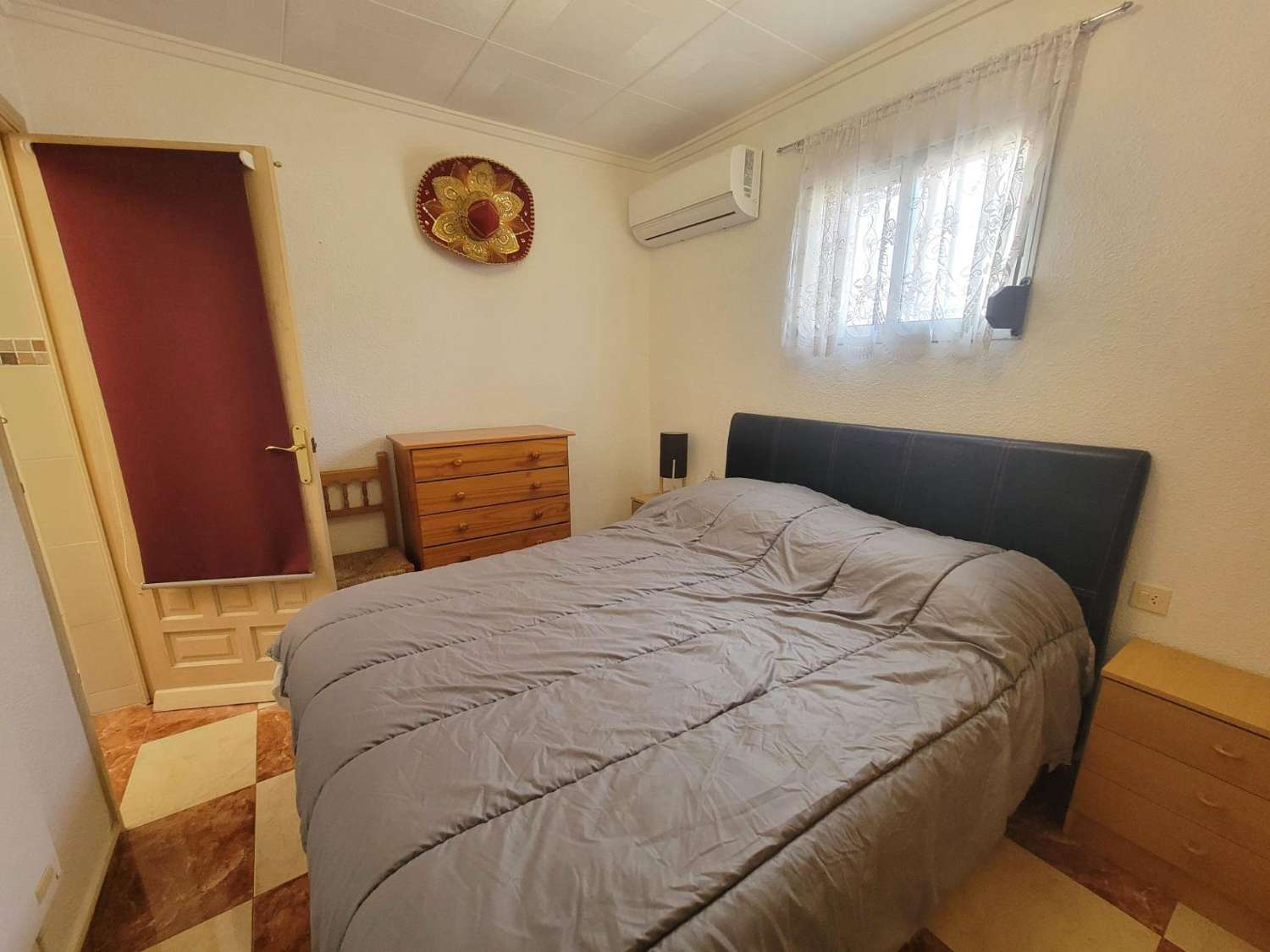 Kaksikerroksinen rivitalo, jossa on aurinkoterassi, 2 makuuhuonetta, 2 kylpyhuonetta, pysäköinti, El Chaparralissa - Torrevieja