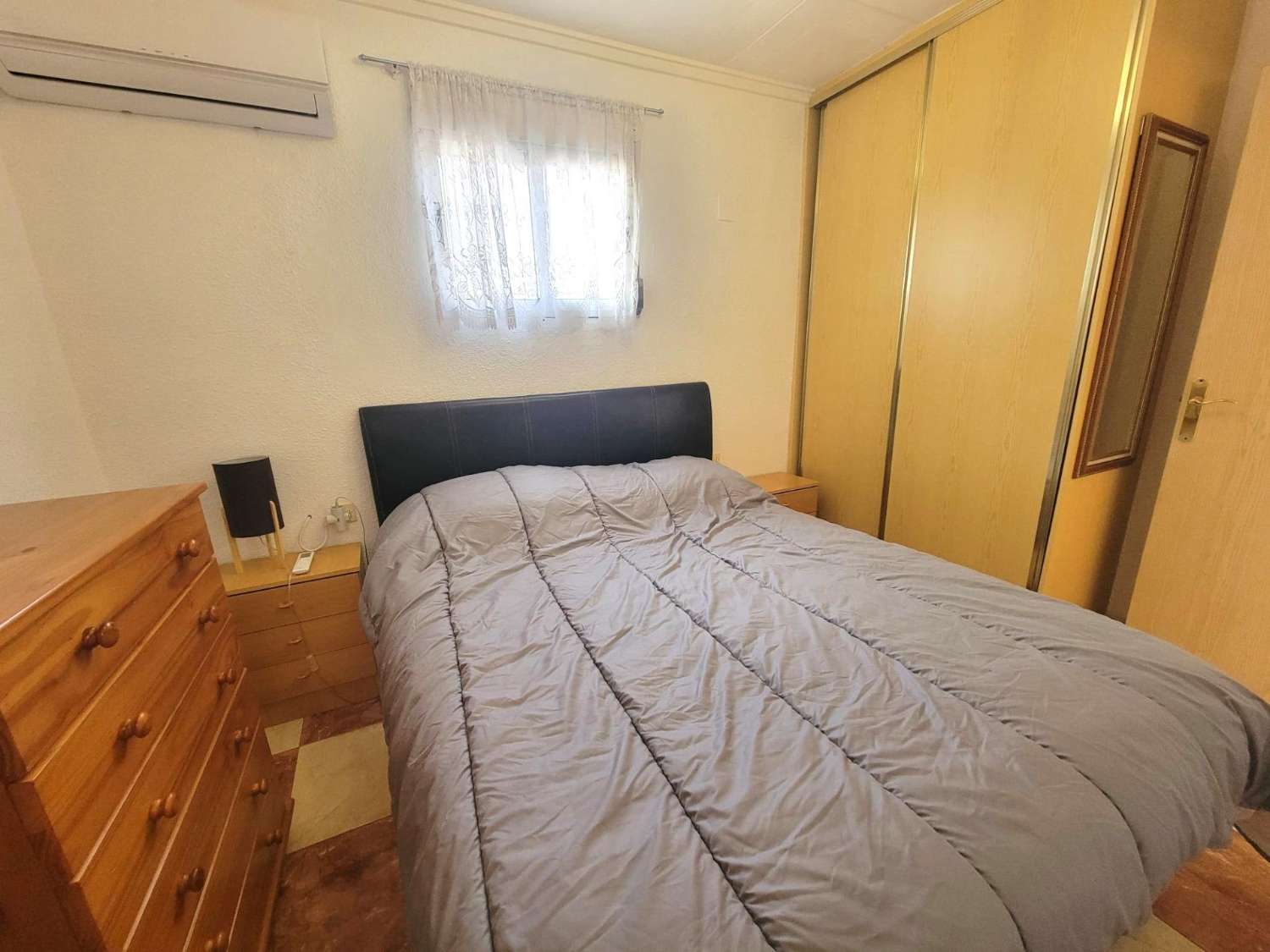 Kaksikerroksinen rivitalo, jossa on aurinkoterassi, 2 makuuhuonetta, 2 kylpyhuonetta, pysäköinti, El Chaparralissa - Torrevieja